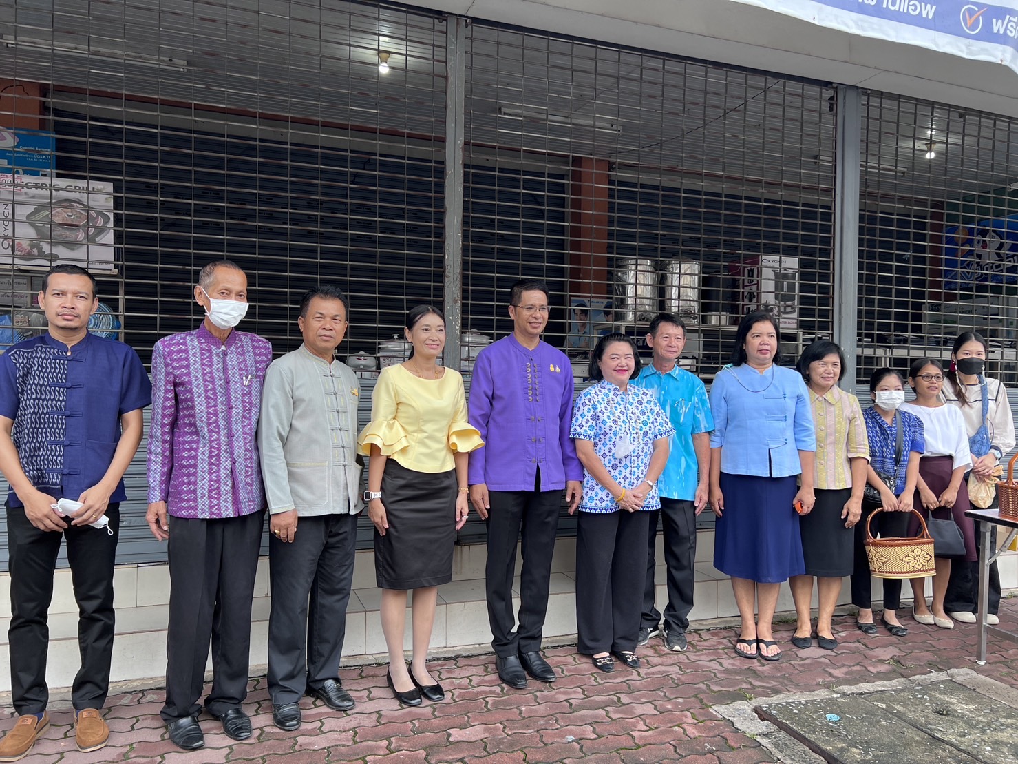 …พช.นครนายก ร่วมตักบาตรข้าวสารอาหารแห้ง และเครื่องอุปโภคบริโภค