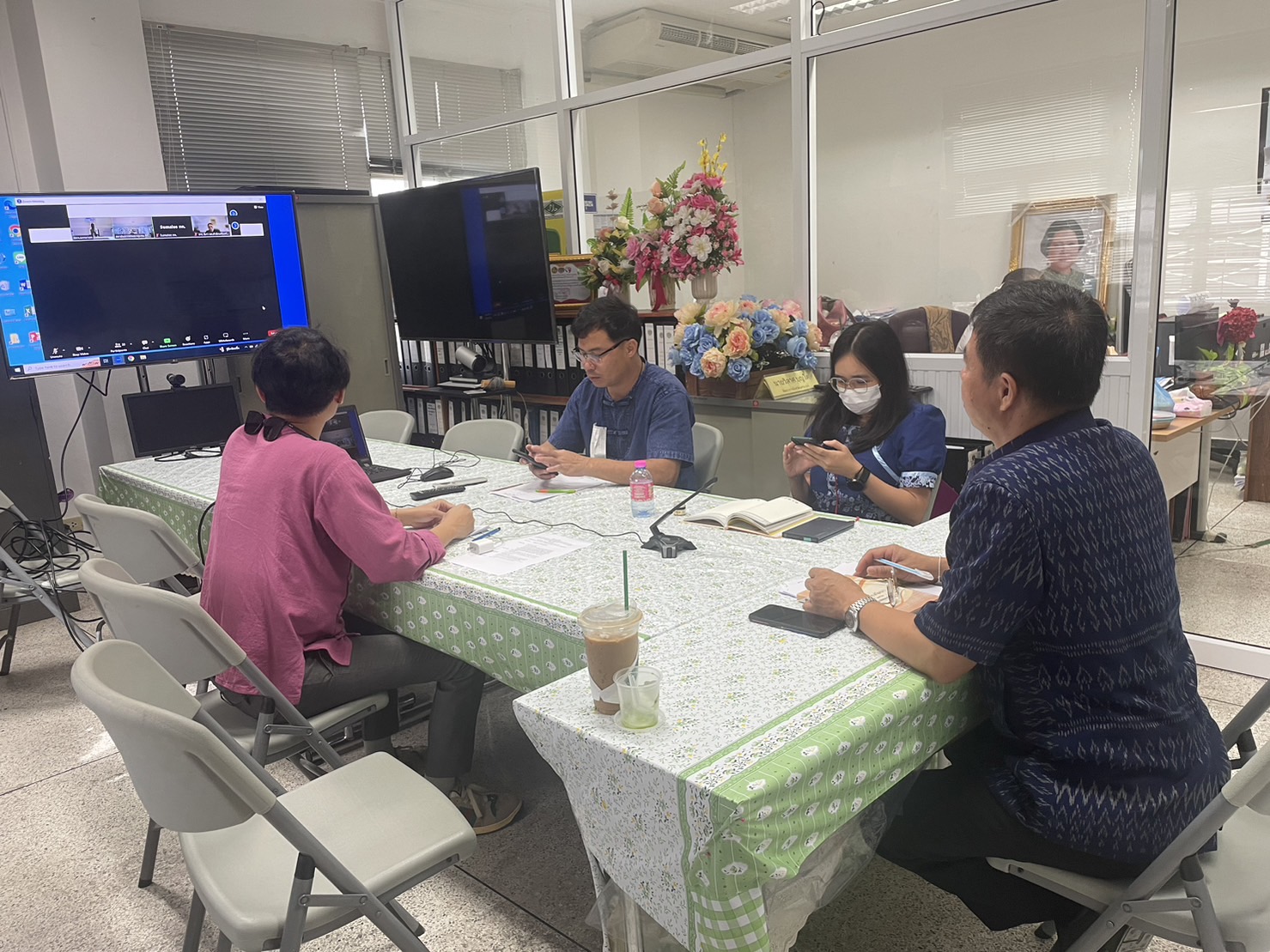 …พช.นครนายก ร่วมประชุมคณะทำงานดำเนินการจัดทำผังการใช้ประโยชน์ที่ดิน แบบรูปรายการ และประมาณการราคาในพื้นที่จังหวัดนำร่องการขับเคลื่อนเขตพัฒนาเศรษฐกิจพอเพียง (SEDZ) ด้วยโมเดลเศรษฐกิจใหม่ ผ่านระบบทางไกล ออนไลน์ Zoom Cloud Meeting