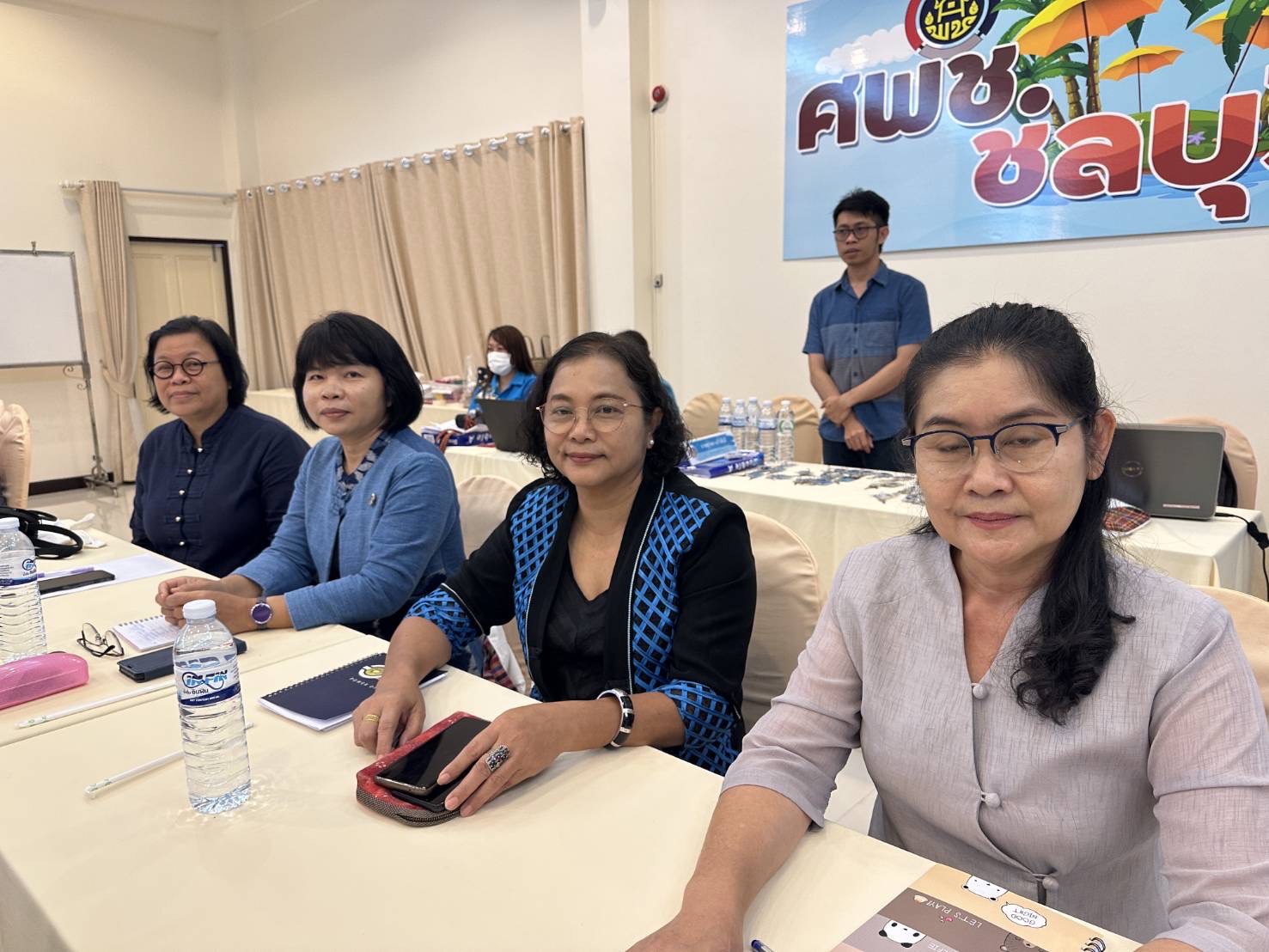 …พจ.นครนายก นำทีม หนก./พอ. วางแผนขับเคลื่อนงานพัฒนาชุมชน ปี 2567 ในการประชุมเชิงปฏิบัติการตรวจติดตามผลการดำเนินงานของหน่วยตรวจรับรายไตรมาส ครั้งที่ 4/2566 วันสุดท้ายของโครงการฯ