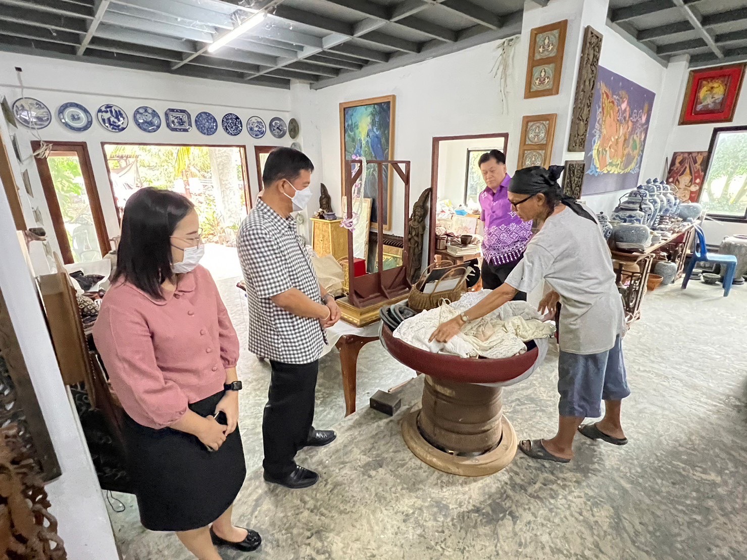 …พ่อเมืองนครนายก ลงพื้นที่ให้กำลังใจ ศิลปิน OTOP จังหวัดนครนายก