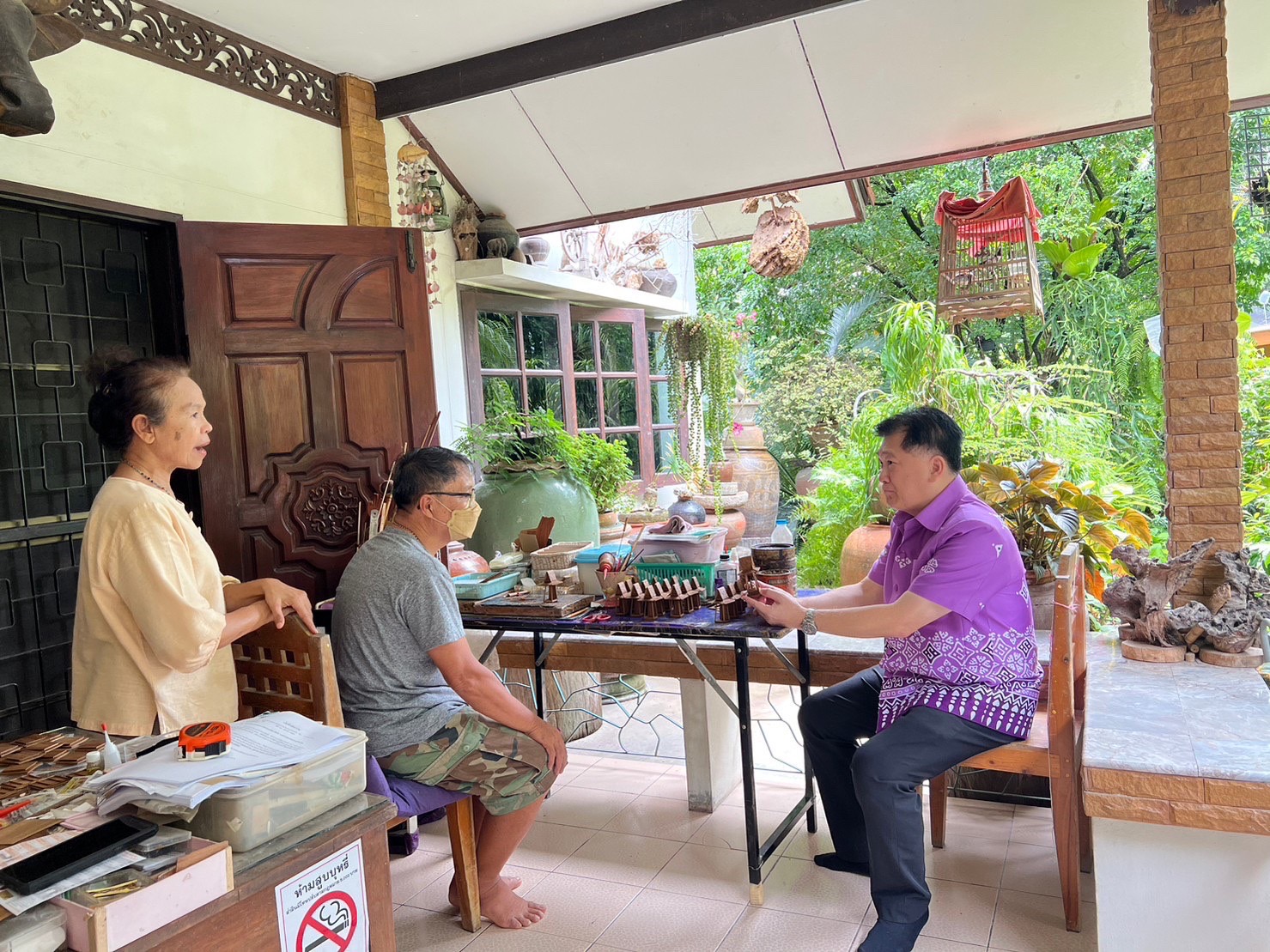 …พ่อเมืองนครนายก ลงพื้นที่ให้กำลังใจ ศิลปิน OTOP จังหวัดนครนายก