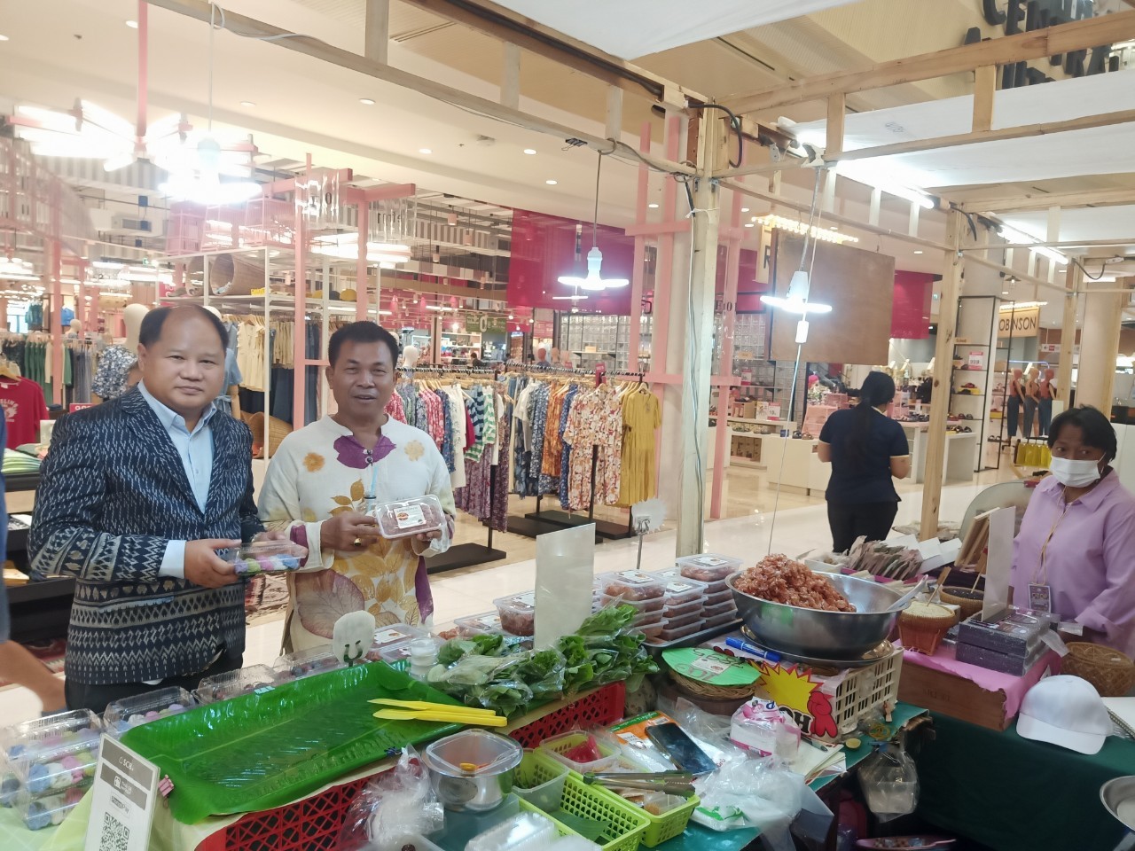 …พช.นครนายก ร่วมเยี่ยมชมและให้กำลังใจ ผู้ผลิต ผู้ประกอบการ OTOP ในโครงการพัฒนาการผลิตสินค้าเกษตรปลอดภัย/เกษตรอินทรีย์ และส่งเสริมวิสาหกิจชุมชนเพื่อเพิ่มมูลค่าผลผลิต