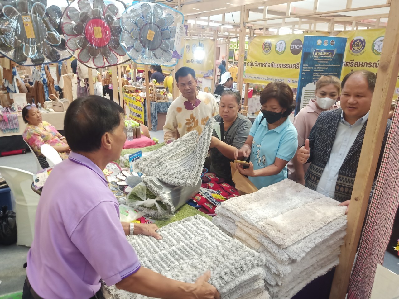 …พช.นครนายก ร่วมเยี่ยมชมและให้กำลังใจ ผู้ผลิต ผู้ประกอบการ OTOP ในโครงการพัฒนาการผลิตสินค้าเกษตรปลอดภัย/เกษตรอินทรีย์ และส่งเสริมวิสาหกิจชุมชนเพื่อเพิ่มมูลค่าผลผลิต