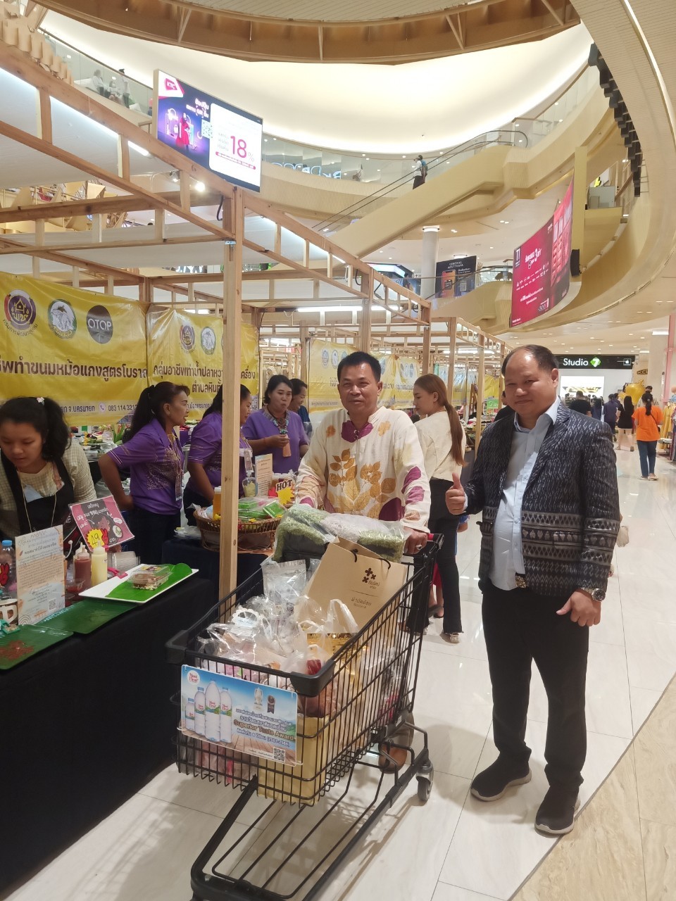 …พช.นครนายก ร่วมเยี่ยมชมและให้กำลังใจ ผู้ผลิต ผู้ประกอบการ OTOP ในโครงการพัฒนาการผลิตสินค้าเกษตรปลอดภัย/เกษตรอินทรีย์ และส่งเสริมวิสาหกิจชุมชนเพื่อเพิ่มมูลค่าผลผลิต