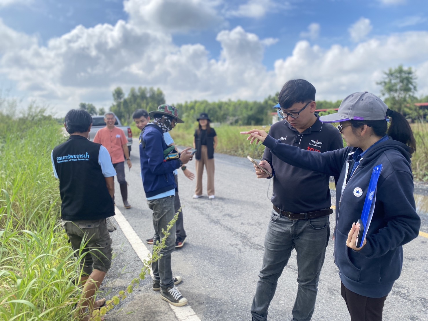 พช.นครนายก ร่วมลงพื้นที่สนับสนุนการตรวจสอบคุณภาพน้ำบริเวณทุ่งบางกะชา ตำบลบางลูกเสือ อำเภอองครักษ์ จังหวัดนครนายก