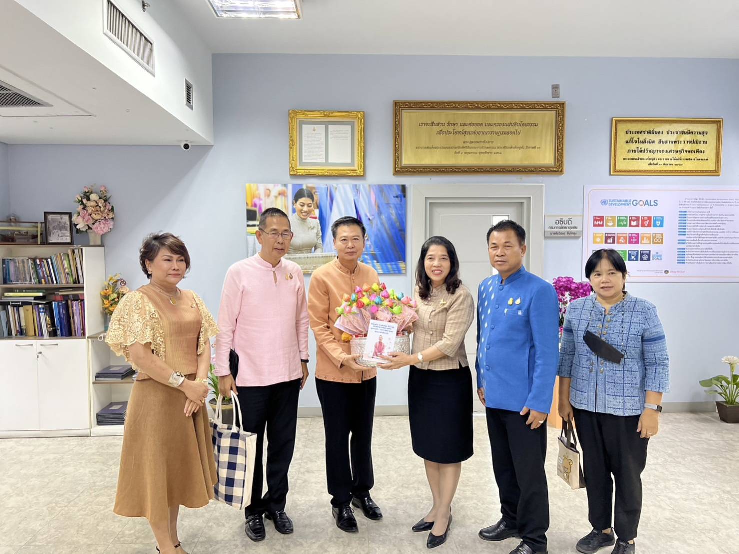 พช.นครนายก ร่วมเป็นผู้แทนพัฒนาการจังหวัดมอบผ้าป่าสมทบกองทุนฯ ผ่านอธิบดีกรมการพัฒนาชุมชน