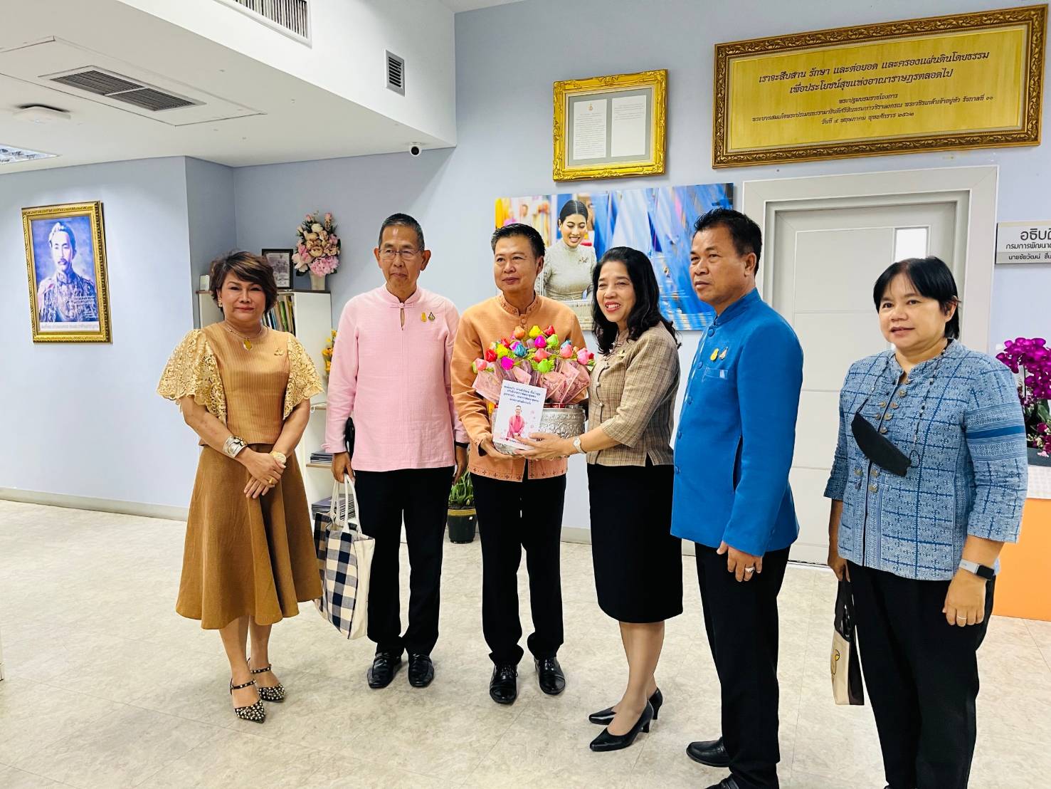 พช.นครนายก ร่วมเป็นผู้แทนพัฒนาการจังหวัดมอบผ้าป่าสมทบกองทุนฯ ผ่านอธิบดีกรมการพัฒนาชุมชน