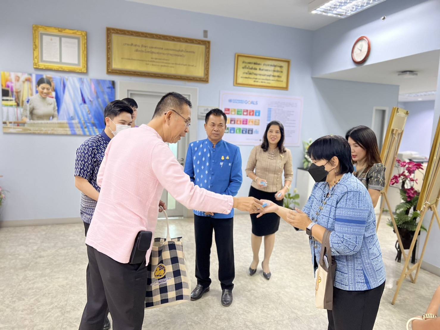 พช.นครนายก ร่วมเป็นผู้แทนพัฒนาการจังหวัดมอบผ้าป่าสมทบกองทุนฯ ผ่านอธิบดีกรมการพัฒนาชุมชน