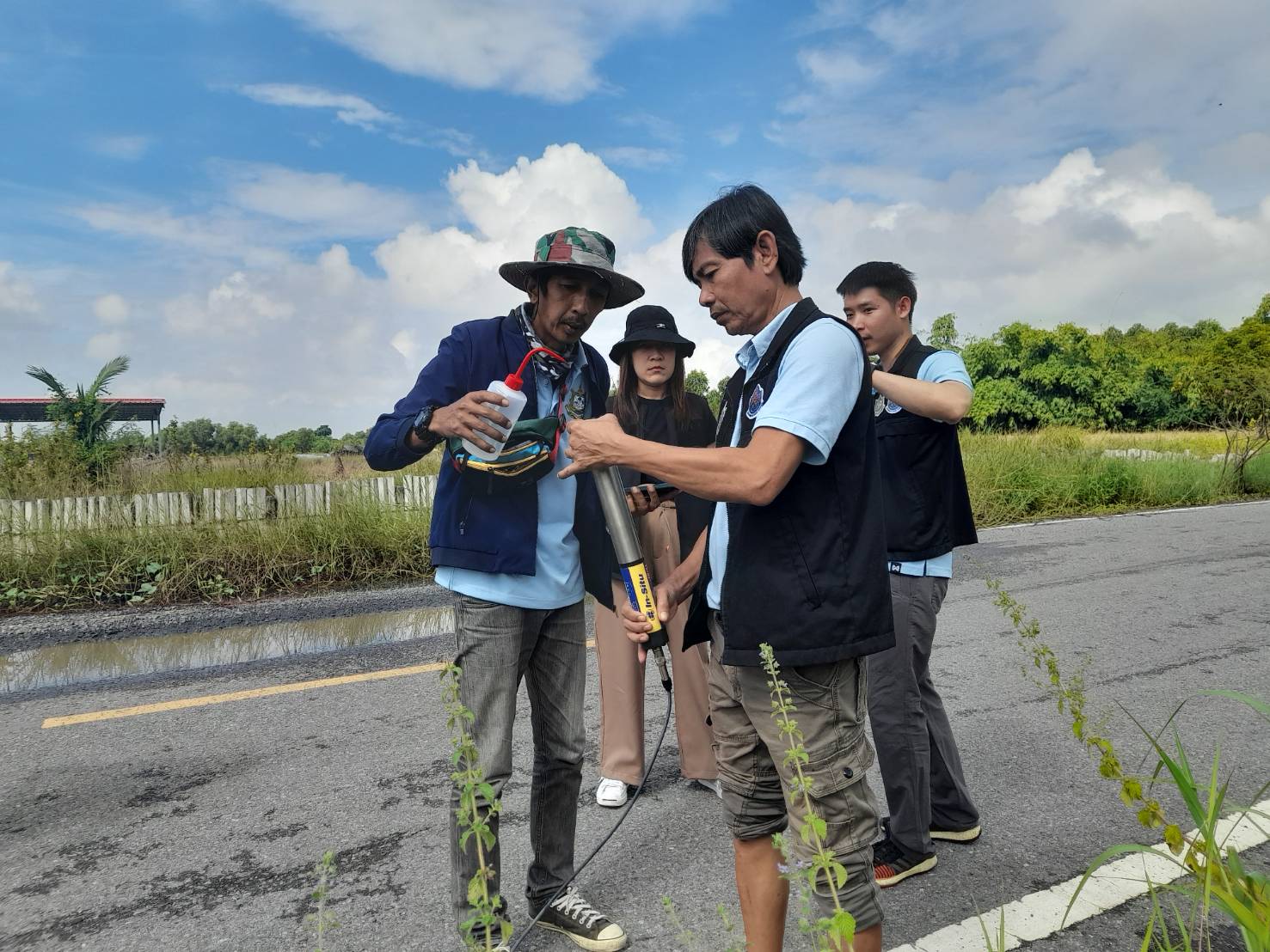 พช.นครนายก ร่วมลงพื้นที่สนับสนุนการตรวจสอบคุณภาพน้ำบริเวณทุ่งบางกะชา ตำบลบางลูกเสือ อำเภอองครักษ์ จังหวัดนครนายก