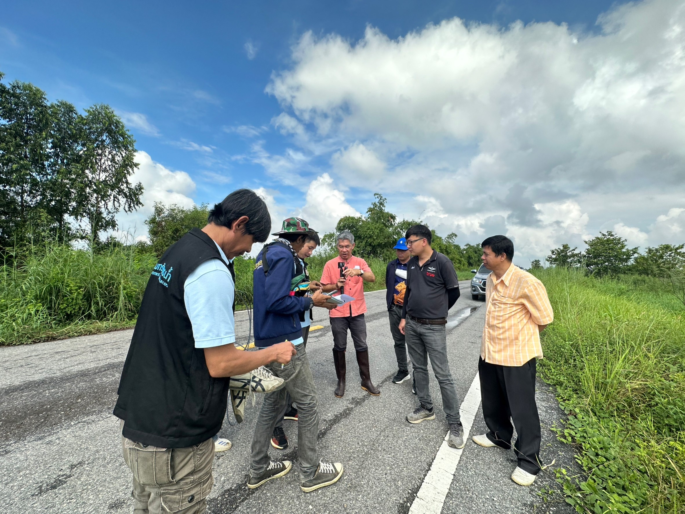 พช.นครนายก ร่วมลงพื้นที่สนับสนุนการตรวจสอบคุณภาพน้ำบริเวณทุ่งบางกะชา ตำบลบางลูกเสือ อำเภอองครักษ์ จังหวัดนครนายก