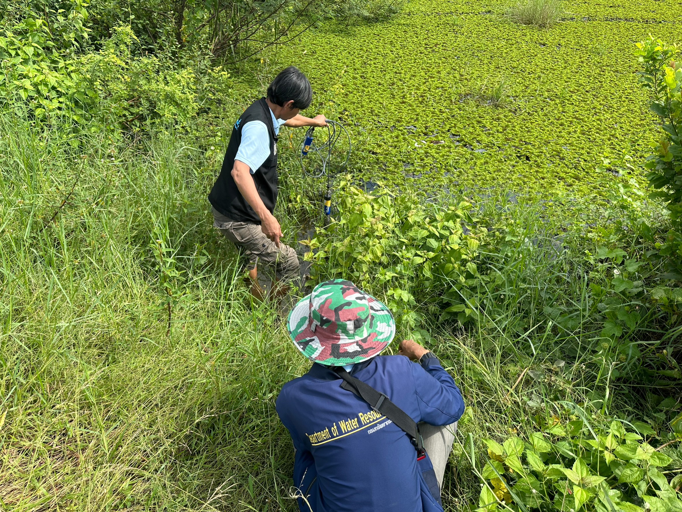 พช.นครนายก ร่วมลงพื้นที่สนับสนุนการตรวจสอบคุณภาพน้ำบริเวณทุ่งบางกะชา ตำบลบางลูกเสือ อำเภอองครักษ์ จังหวัดนครนายก