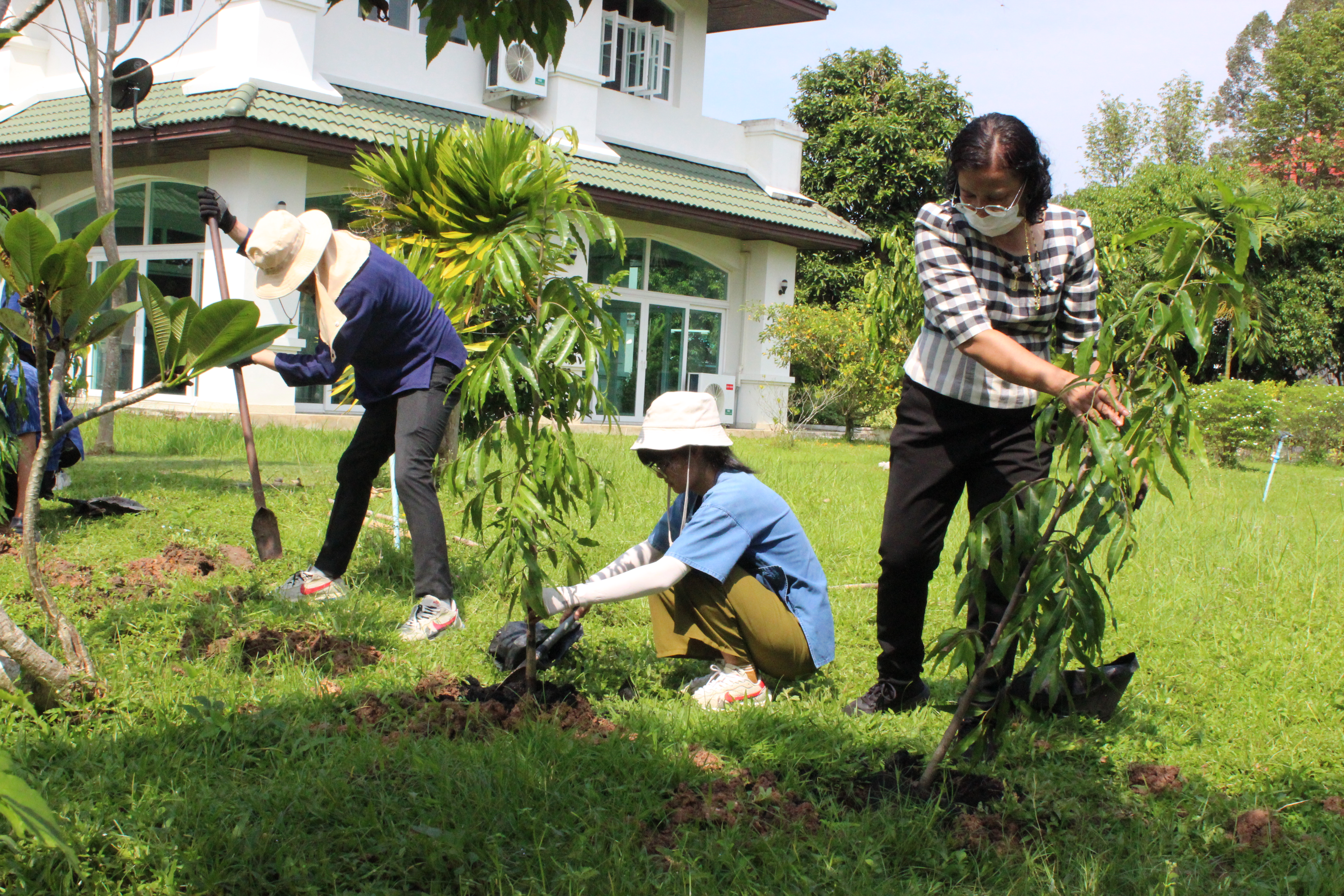 …พช.นครนายก ร่วมจิตอาสาปรับปรุงภูมิทัศน์ “จุดเรียนรู้เศรษฐกิจพอเพียง 30 ตารางวา โมเดล” และ “จวนผู้ว่าราชการจังหวัดนครนายก”