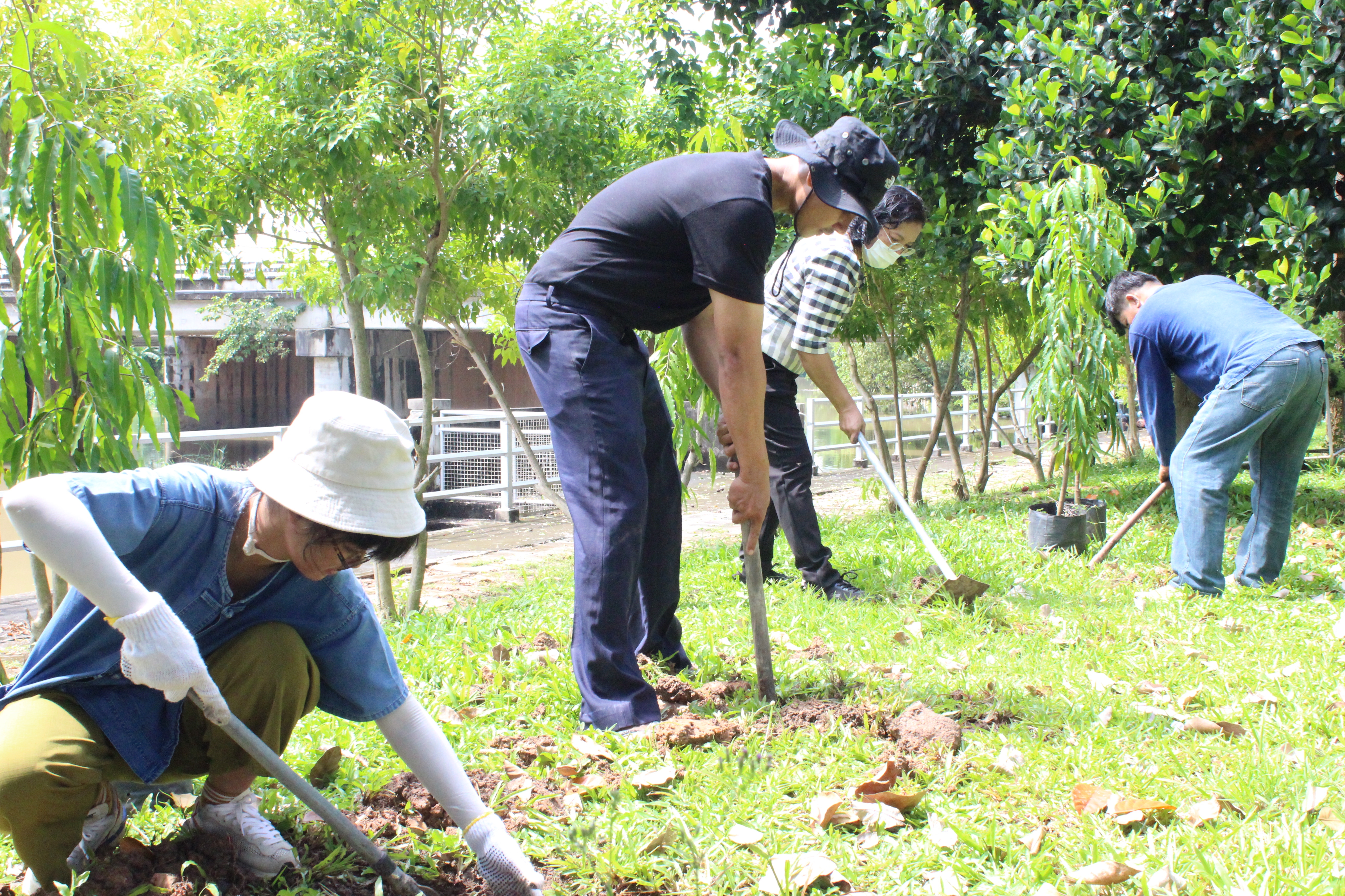 …พช.นครนายก ร่วมจิตอาสาปรับปรุงภูมิทัศน์ “จุดเรียนรู้เศรษฐกิจพอเพียง 30 ตารางวา โมเดล” และ “จวนผู้ว่าราชการจังหวัดนครนายก”