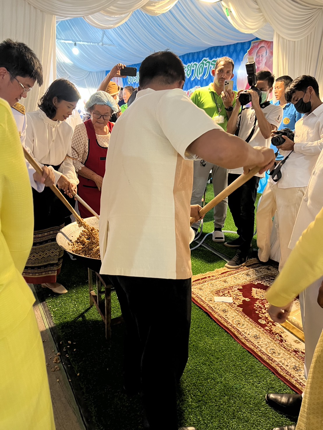 …พช.นครนายก ร่วมประเพณีกวนข้าวกระยาสาร์ท สาร์ทเดือนสิบ ณ วัดมณีวงศ์ ตำบลดงละคร อำเภอเมืองนครนายก จังหวัดนครนายก