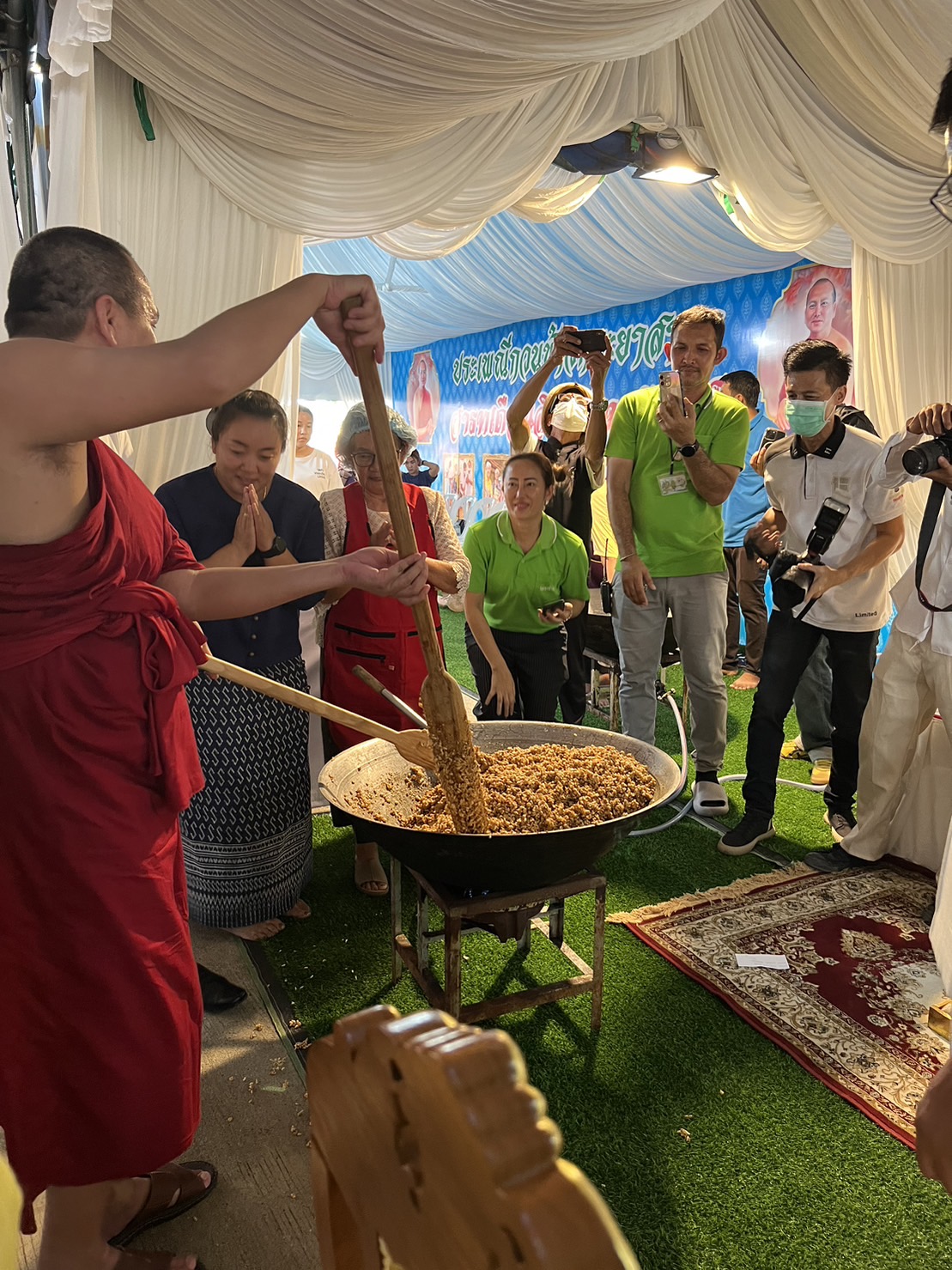 …พช.นครนายก ร่วมประเพณีกวนข้าวกระยาสาร์ท สาร์ทเดือนสิบ ณ วัดมณีวงศ์ ตำบลดงละคร อำเภอเมืองนครนายก จังหวัดนครนายก