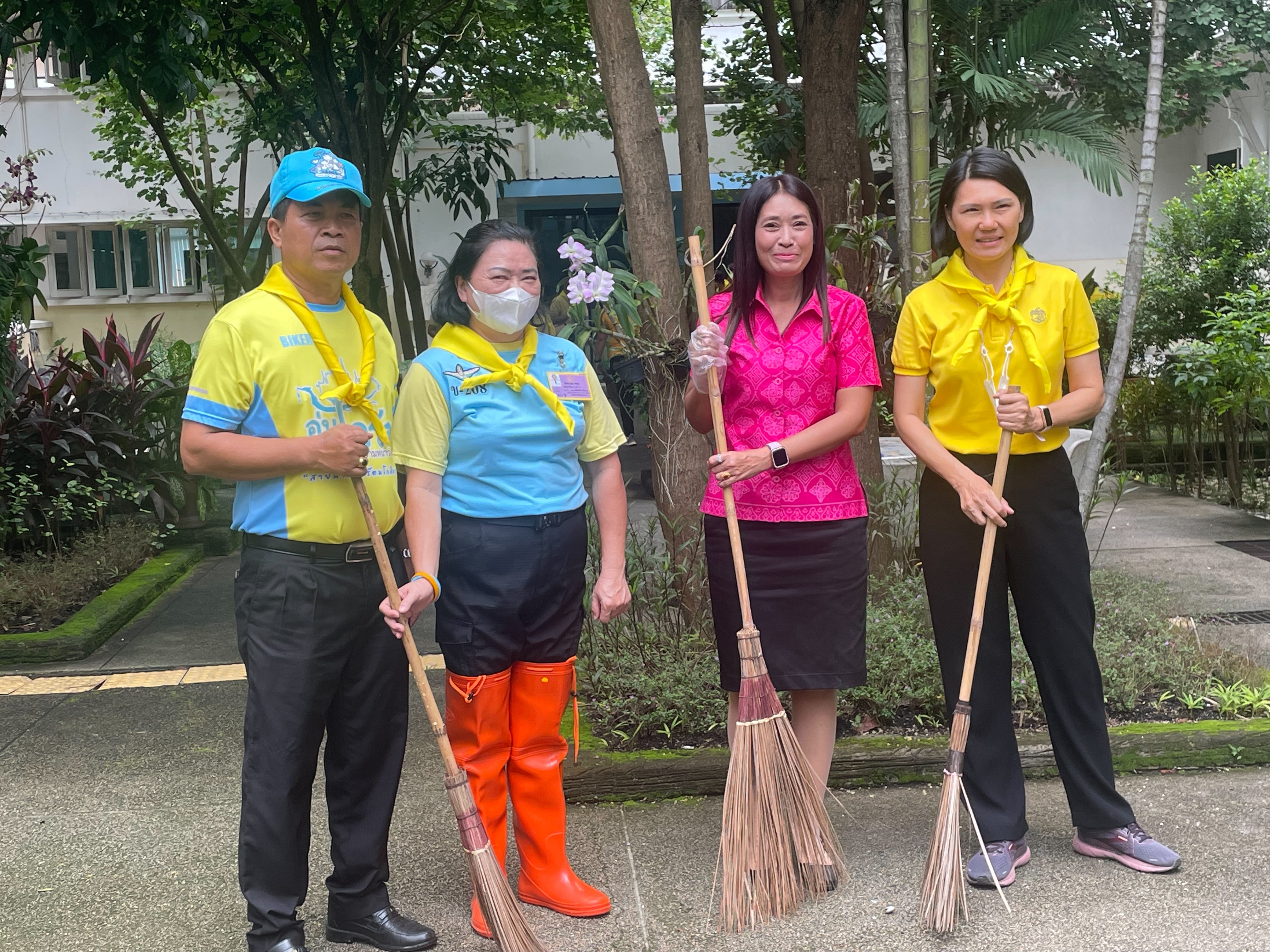 …พช.นครนายก ร่วมกิจกรรมจิตอาสาเพื่อปรับปรุงภูมิทัศน์บริเวณพื้นที่ส่วนกลางศาลากลางจังหวัดนครนายก