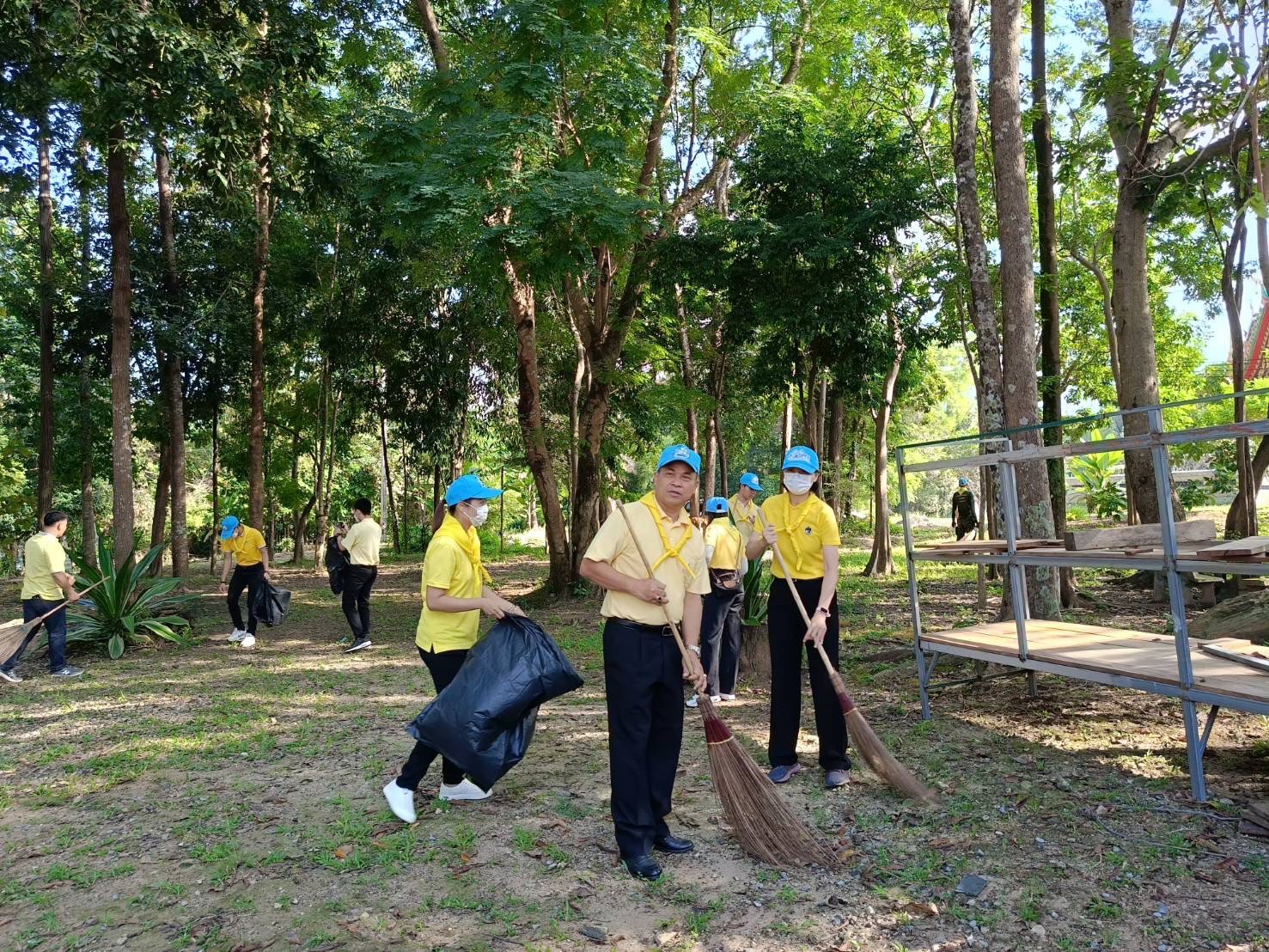 …พช.นครนายก : พัฒนาการจังหวัดนครนายก นำทีมพัฒนาชุมชนร่วมกิจกรรมจิตอาสาบำเพ็ญสาธารณประโยชน์ และบำเพ็ญสาธารณกุศล เนื่องในวันคล้ายวันพระบรมราชสมภพพระบาทสมเด็จพระปรเมนทรมหามงกุฎพระจอมเกล้าเจ้าอยู่หัว 18 ตุลาคม 2566