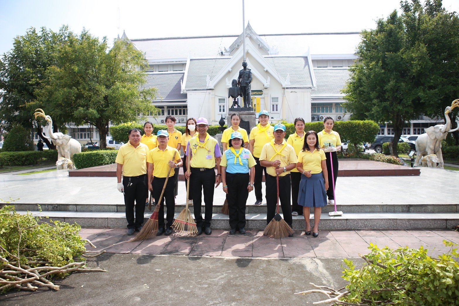 …พช.นครนายก ร่วมกิจกรรมจิตอาสาเพื่อปรับปรุงภูมิทัศน์บริเวณศาลากลางจังหวัดนครนายก