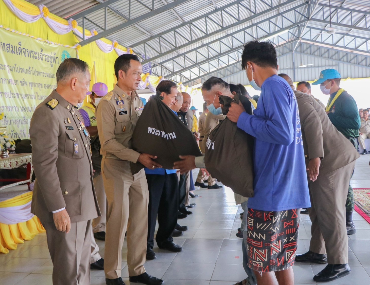 …พช.นครนายก ร่วมพิธีมอบสิ่งของพระราชทานให้แก่ประชาชนผู้ประสบภัย ณ พื้นที่จังหวัดนครนายก