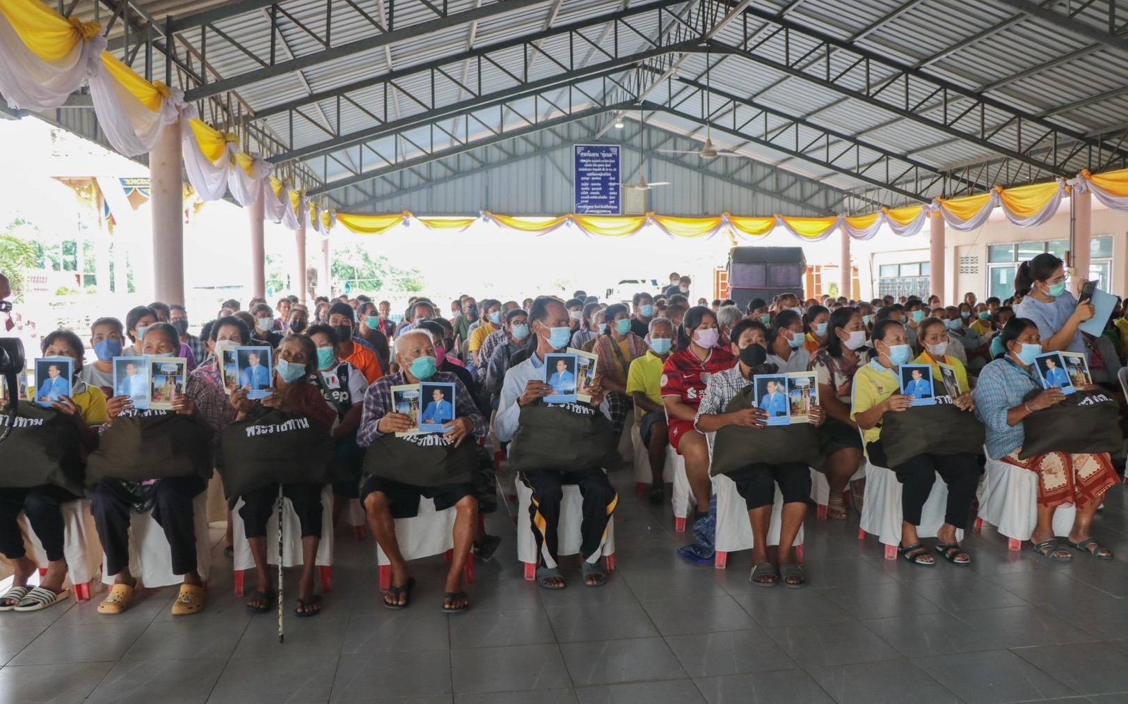 …พช.นครนายก ร่วมพิธีมอบสิ่งของพระราชทานให้แก่ประชาชนผู้ประสบภัย ณ พื้นที่จังหวัดนครนายก