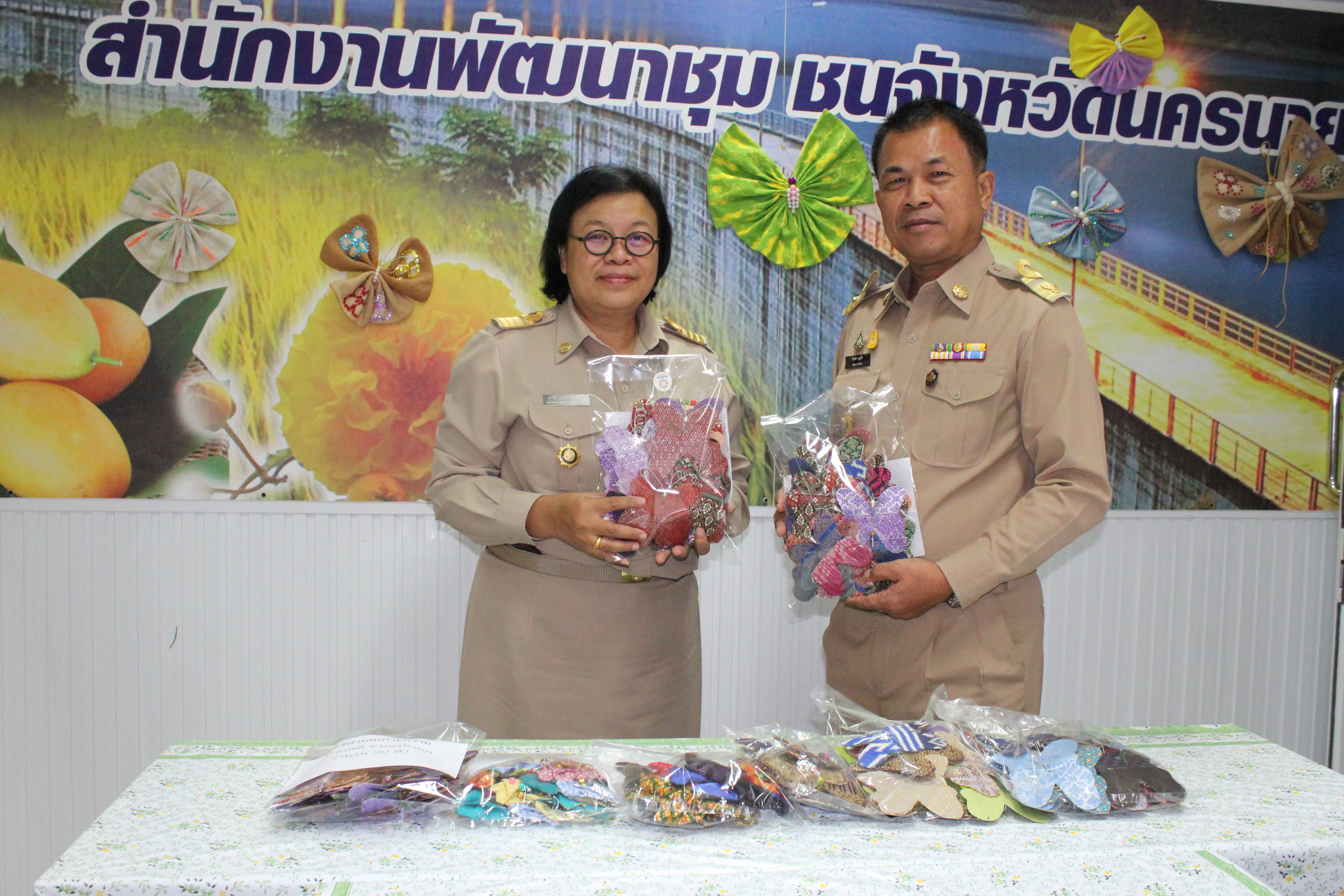 …พช.นครนายก รับมอบผีเสื้อเพื่อใช้สำหรับงานวันกาชาด 100 ปี ร้านกาชาดกระทรวงมหาดไทย