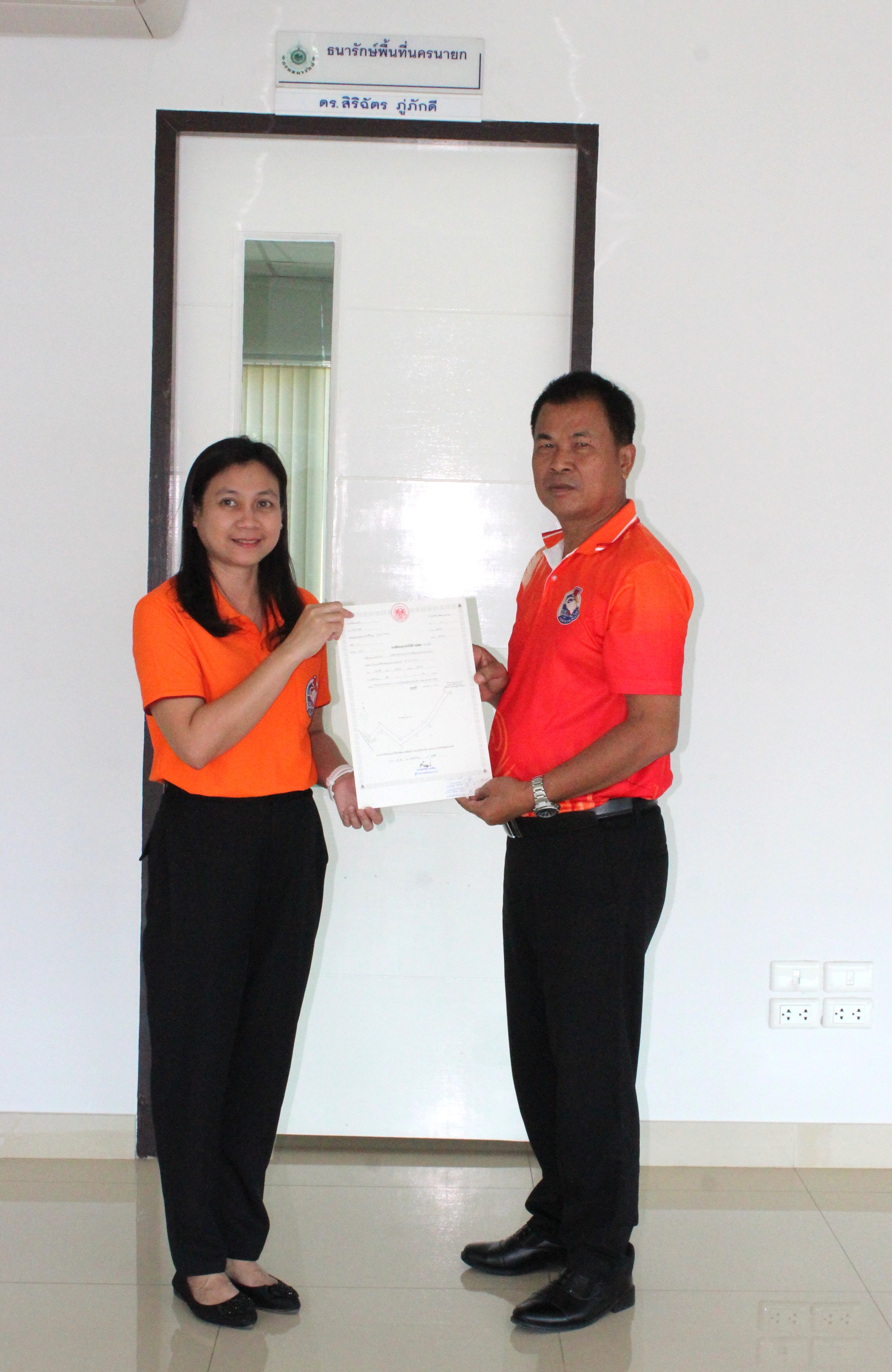 …พช.นครนายก รับมอบหนังสืออนุญาตให้ใช้ที่ราชพัสดุพร้อมบันทึกรับทราบแนวเขตที่ราชพัสดุและยินยอมปฏิบัติตามเงื่อนไขการใช้ที่ราชพัสดุ โครงการจัดตั้งสถาบันเศรษฐกิจพอเพียงเพื่อการพัฒนาชุมชนอย่างยั่งยืน