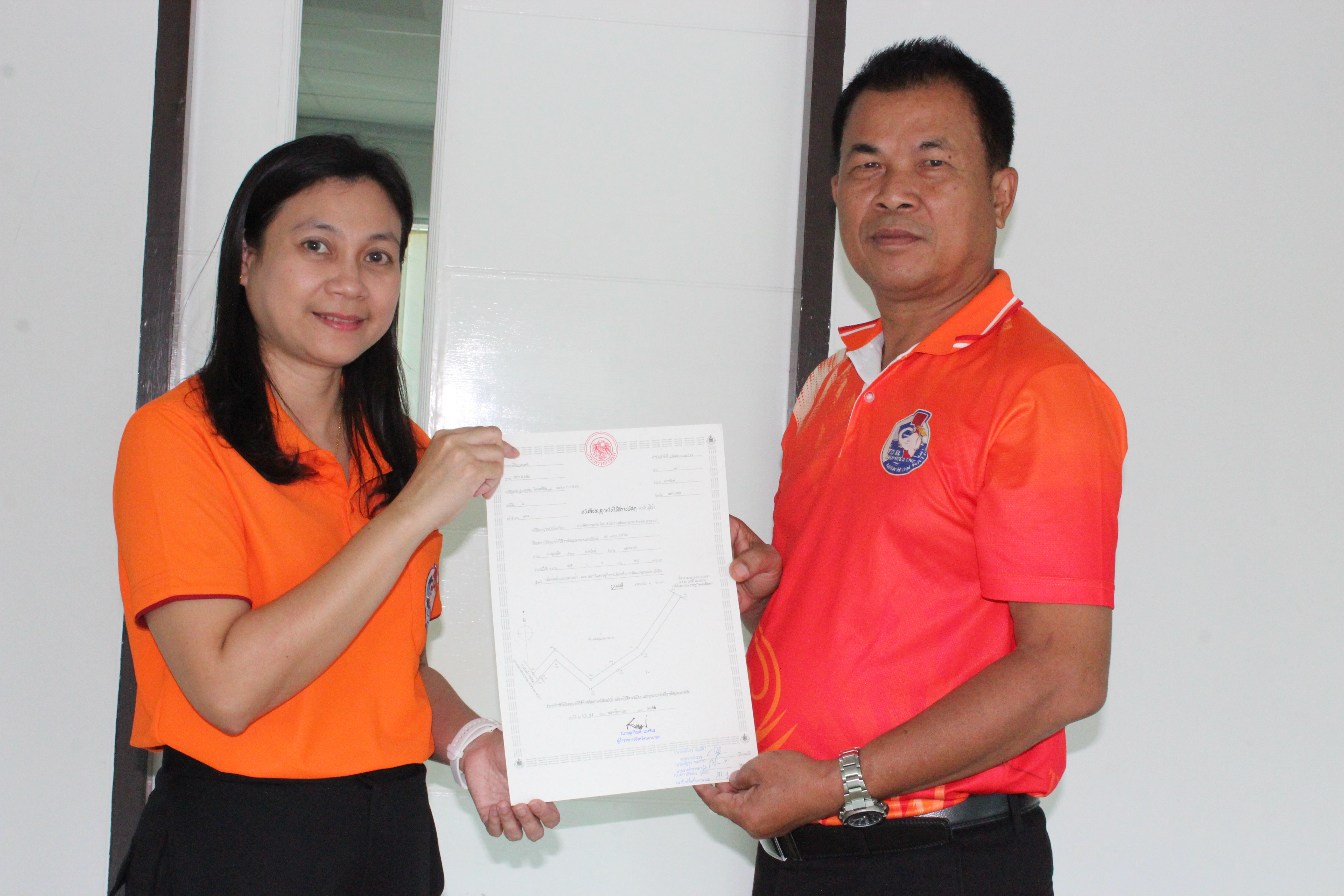 …พช.นครนายก รับมอบหนังสืออนุญาตให้ใช้ที่ราชพัสดุพร้อมบันทึกรับทราบแนวเขตที่ราชพัสดุและยินยอมปฏิบัติตามเงื่อนไขการใช้ที่ราชพัสดุ โครงการจัดตั้งสถาบันเศรษฐกิจพอเพียงเพื่อการพัฒนาชุมชนอย่างยั่งยืน