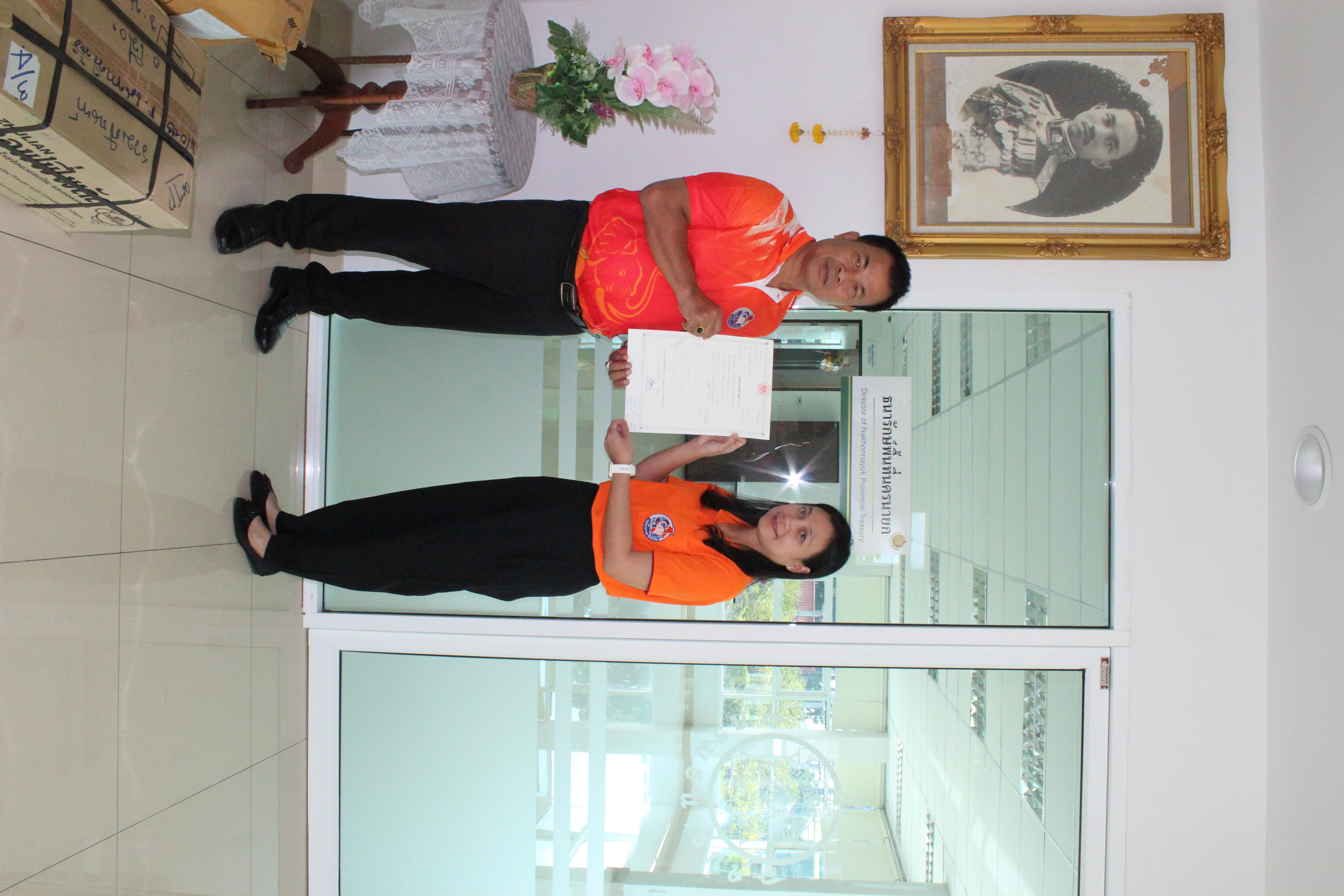 …พช.นครนายก รับมอบหนังสืออนุญาตให้ใช้ที่ราชพัสดุพร้อมบันทึกรับทราบแนวเขตที่ราชพัสดุและยินยอมปฏิบัติตามเงื่อนไขการใช้ที่ราชพัสดุ โครงการจัดตั้งสถาบันเศรษฐกิจพอเพียงเพื่อการพัฒนาชุมชนอย่างยั่งยืน