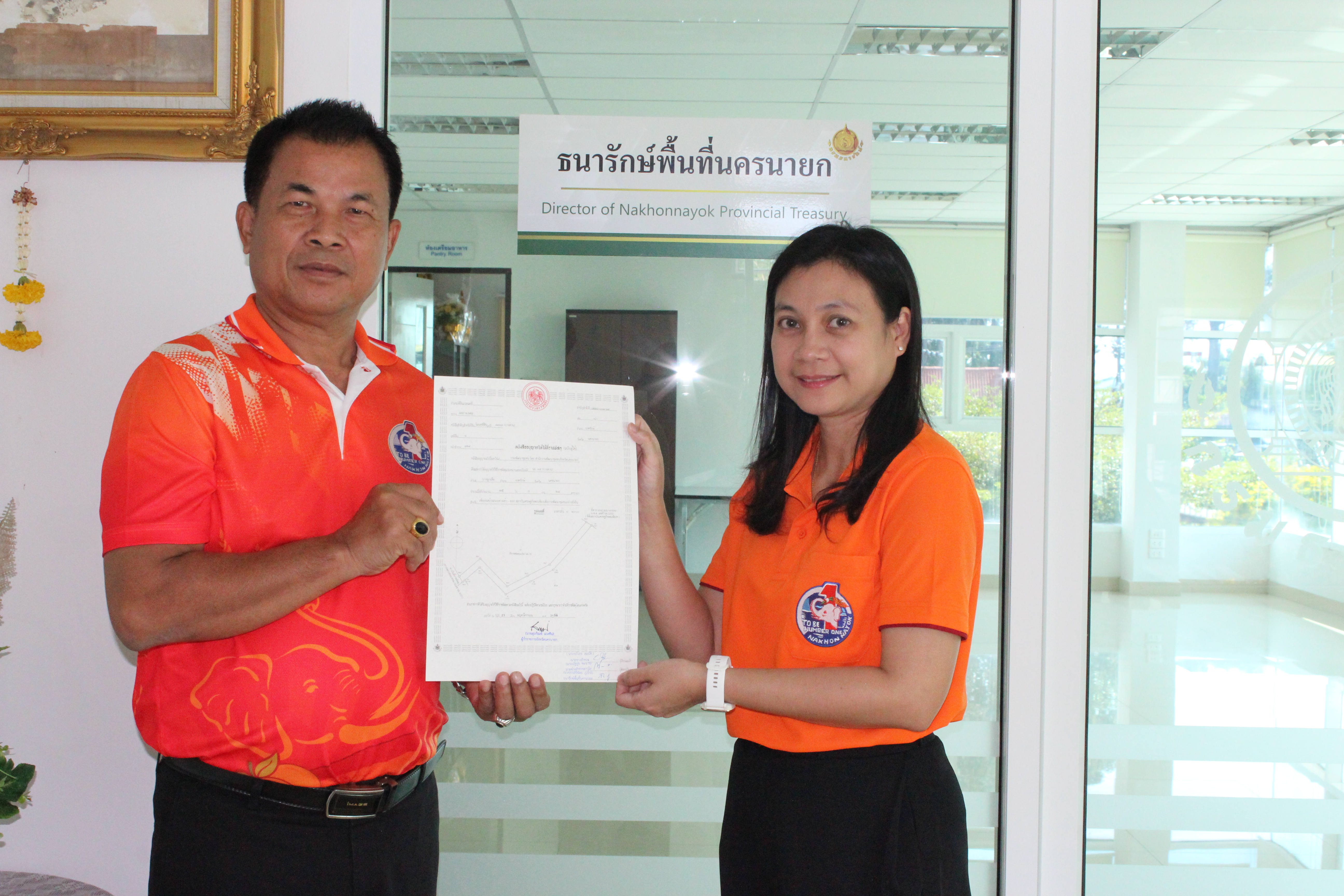 …พช.นครนายก รับมอบหนังสืออนุญาตให้ใช้ที่ราชพัสดุพร้อมบันทึกรับทราบแนวเขตที่ราชพัสดุและยินยอมปฏิบัติตามเงื่อนไขการใช้ที่ราชพัสดุ โครงการจัดตั้งสถาบันเศรษฐกิจพอเพียงเพื่อการพัฒนาชุมชนอย่างยั่งยืน