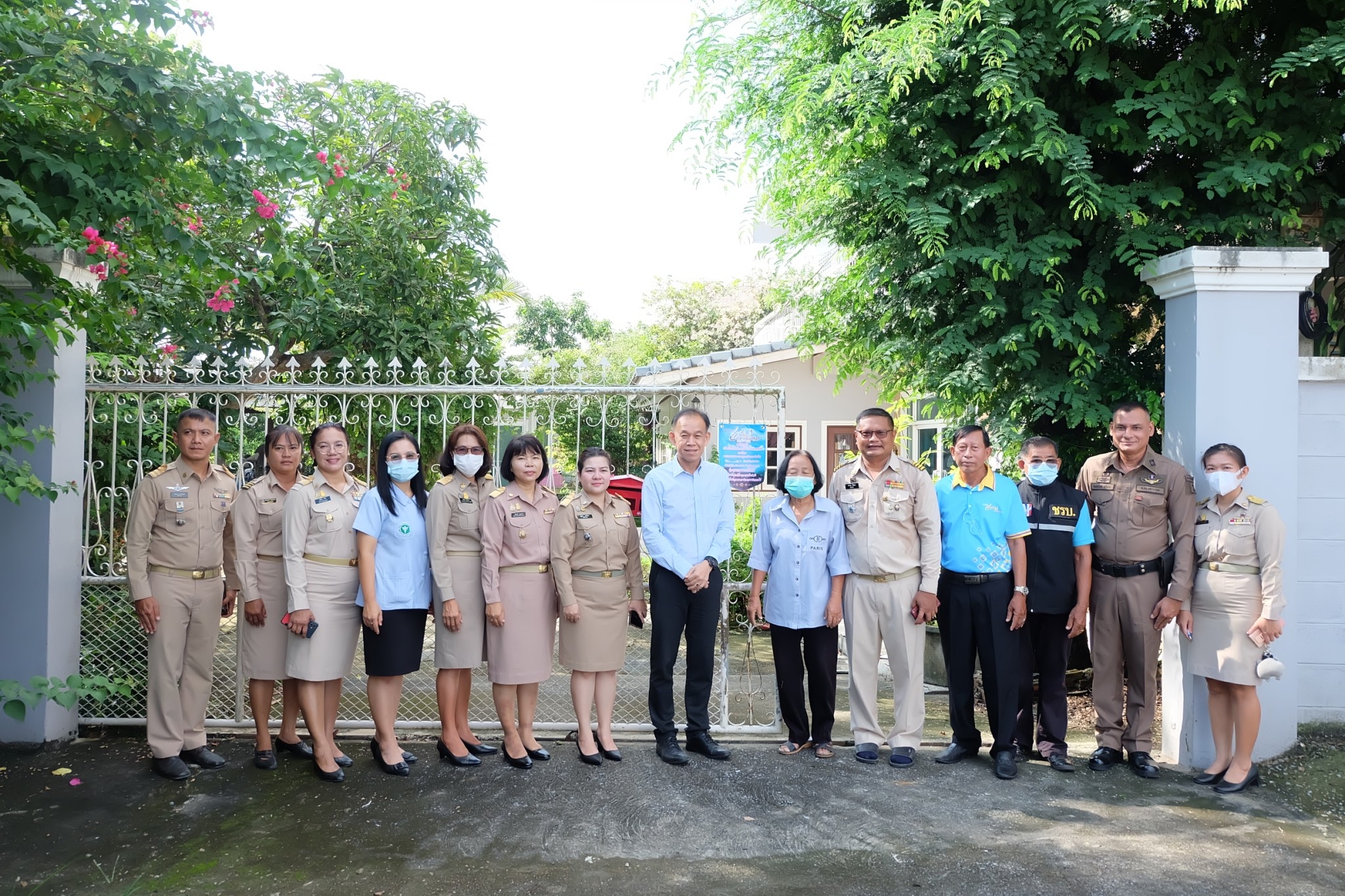 …พช.นครนายก ร่วมมอบธงสัญลักษณ์ครัวเรือนปลอดภัยจากยาเสพติดกองทุนแม่ของแผ่นดิน