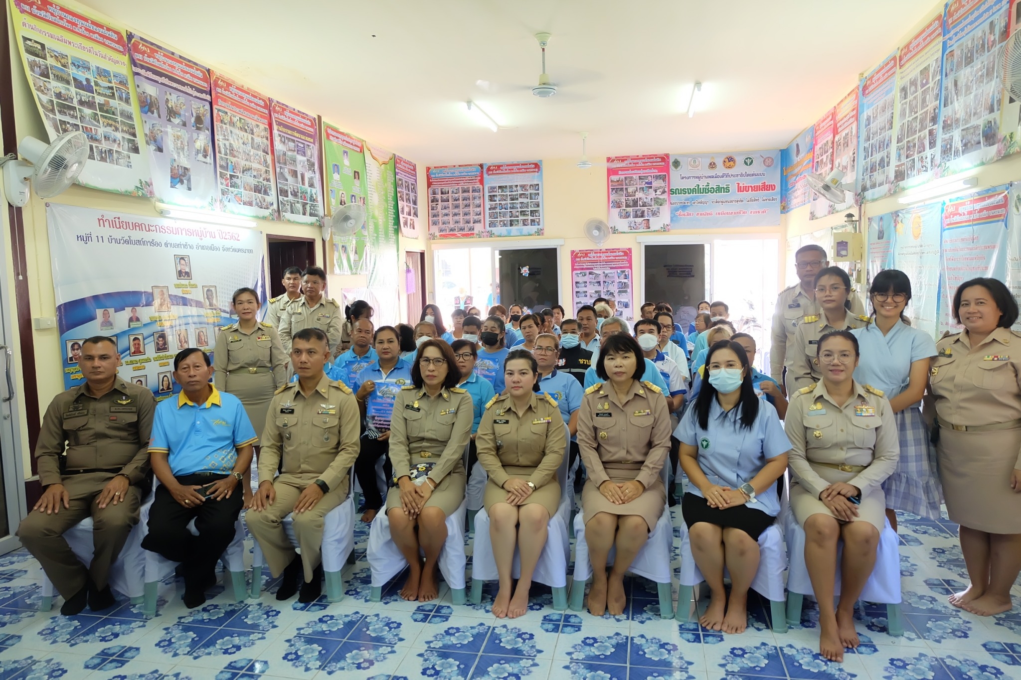 …พช.นครนายก ร่วมมอบธงสัญลักษณ์ครัวเรือนปลอดภัยจากยาเสพติดกองทุนแม่ของแผ่นดิน