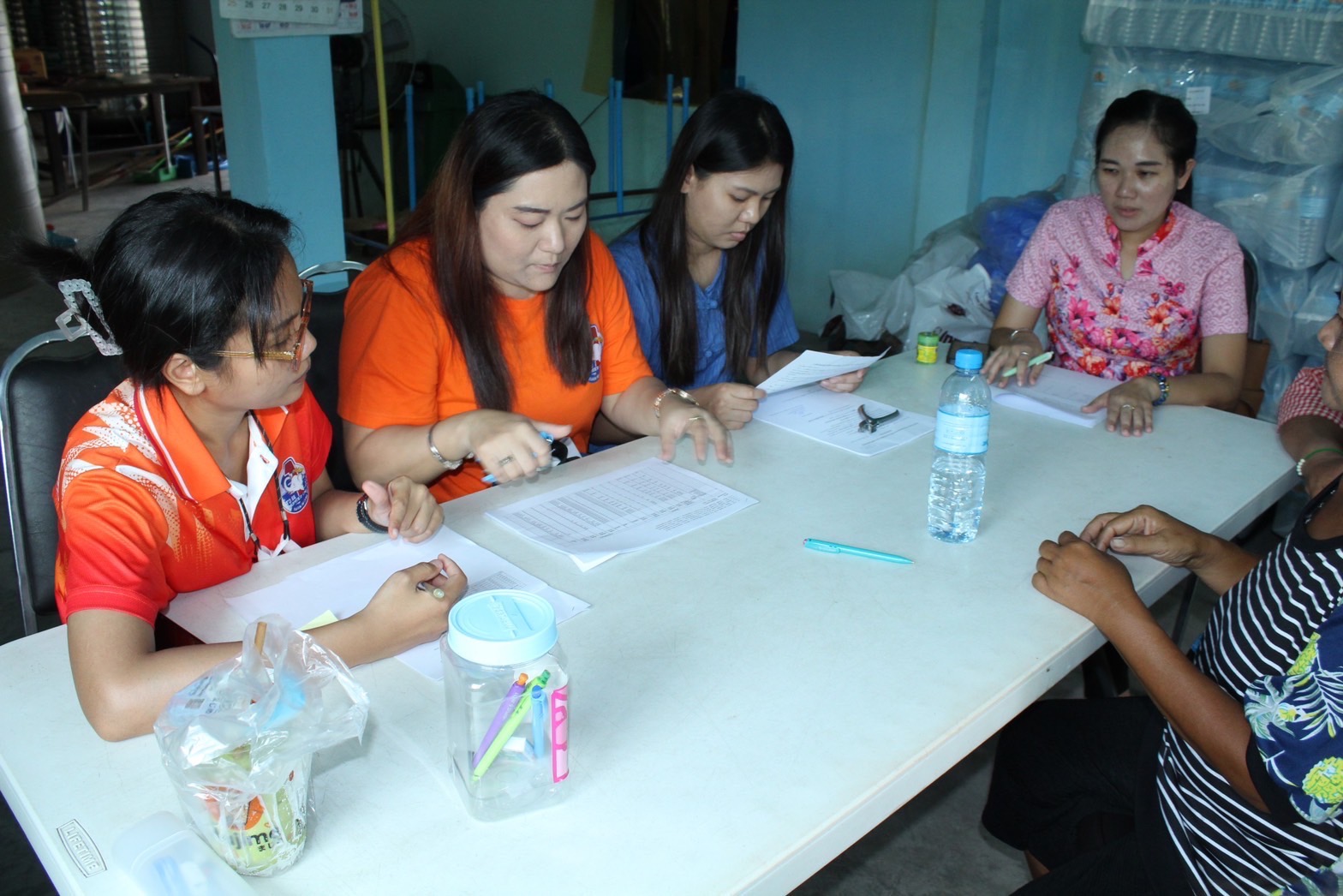 พช.นครนายก ลงพื้นที่ดำเนินงานเพื่อติดตามการยืนยันยอดลูกหนี้เงินทุนหมุนเวียน กองทุนพัฒนาบทบาทสตรี