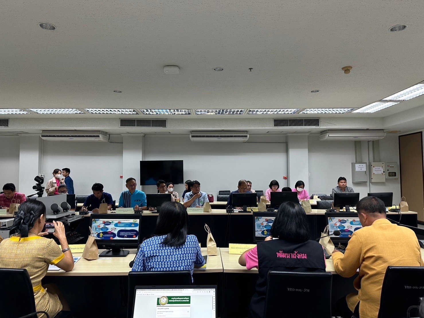 …พช.นครนายก นำทีมคณะกรรมการบริหารศูนย์อำนวยการขจัดความยากจนและพัฒนาคนทุกช่วงวัยอย่างยั่งยืนตามหลักปรัชญาของเศรษฐกิจพอเพียง จังหวัดนครนายก (คจพ.จ.) ขับเคลื่อนงานการขจัดความยากจน จังหวัดนครนายก ประจำปีงบประมาณ พ.ศ. 2567