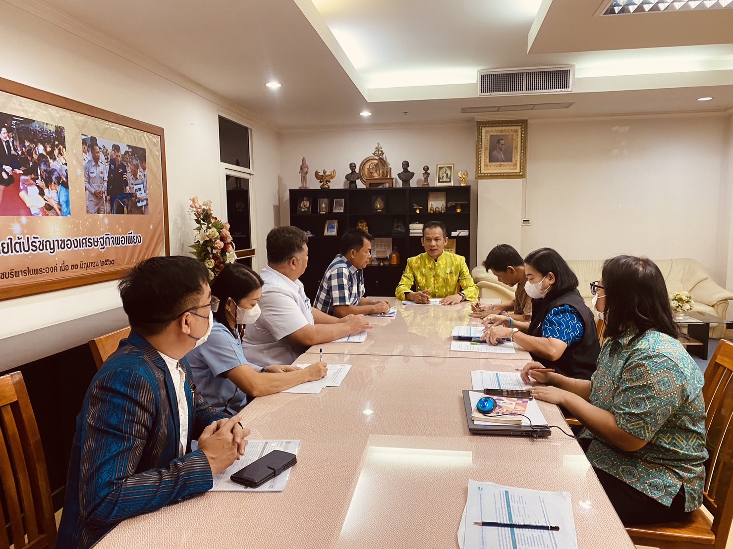 …ผวจ.นครนายกมอบนโยบายและให้แนวทางการขจัดความยากจน แก่ทีมคณะกรรมการขจัดความยากจนและพัฒนาคนทุกช่วงวัยอย่างยั่งยืนตามหลักปรัชญาของเศรษฐกิจพอเพียงจังหวัดนครนายก (ศจพ.จ.นครนายก)