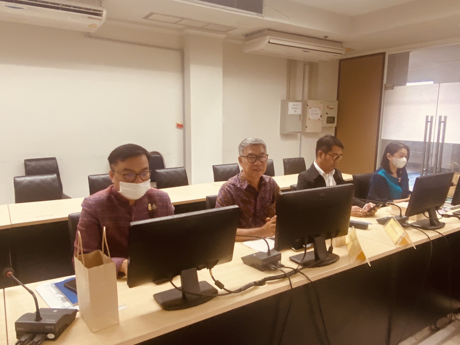 …พช.นครนายก ร่วมประชุมรับมอบนโยบายการขจัดความยากจนและพัฒนาคนทุกช่วงวัยอย่างยั่งยืนตามหลักปรัชญาของเศรษฐกิจพอเพียง ด้วยระบบ ThaiQM ของกระทรวงมหาดไทย ปี 2567 ผ่านระบบ Zoom Cloud Meeting