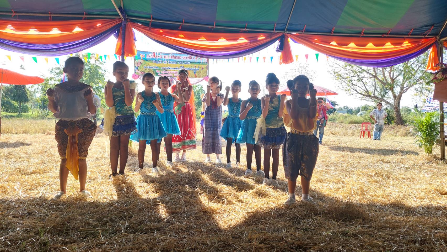 …พช.นครนายก ร่วมเป็นเกียรติพิธีเปิดโครงการประเพณีลงแขกเกี่ยวข้าว ประจำปี 2566