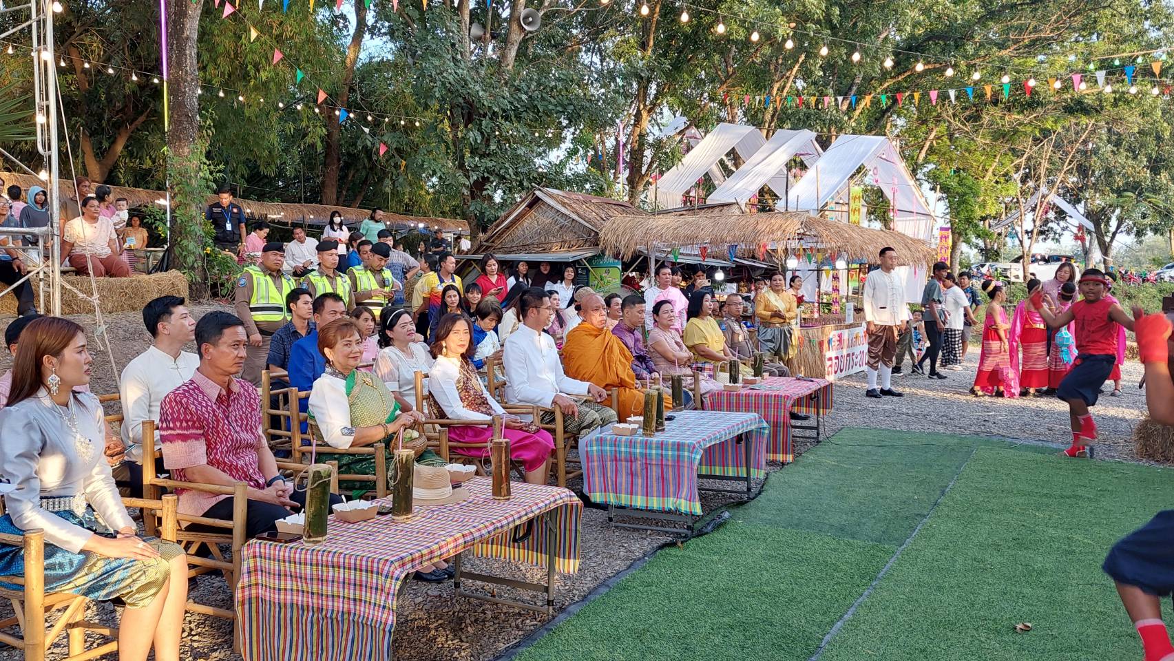 …พช.นครนายก ร่วมกิจกรรม สืบสานประเพณีลอยกระทงดอกบัว บ้านวังต้น นครนายก