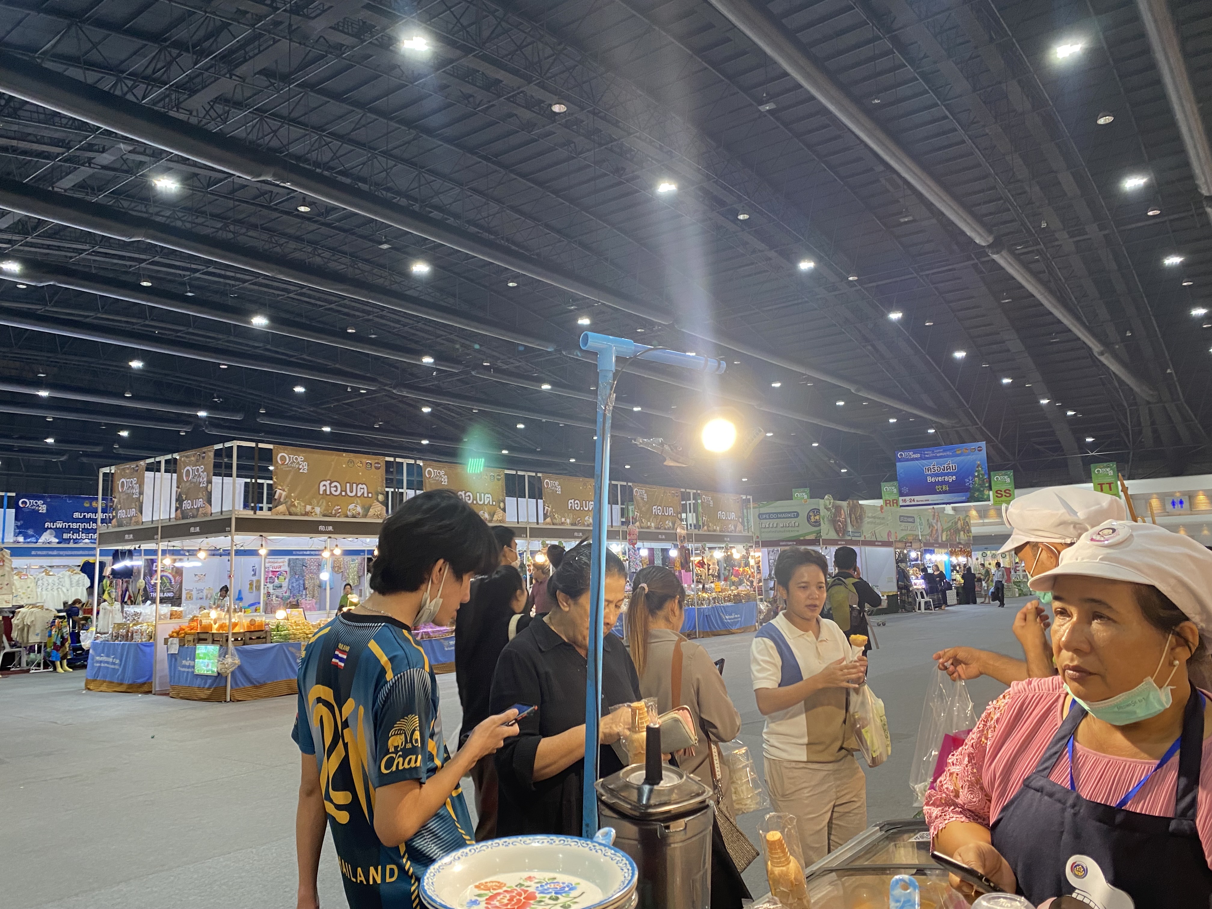 📣📣พช.นครนายก ร่วมให้กำลังใจผู้ผลิต ผู้ประกอบการ OTOP ร่วมจำหน่ายสินค้างาน OTOP City 2023