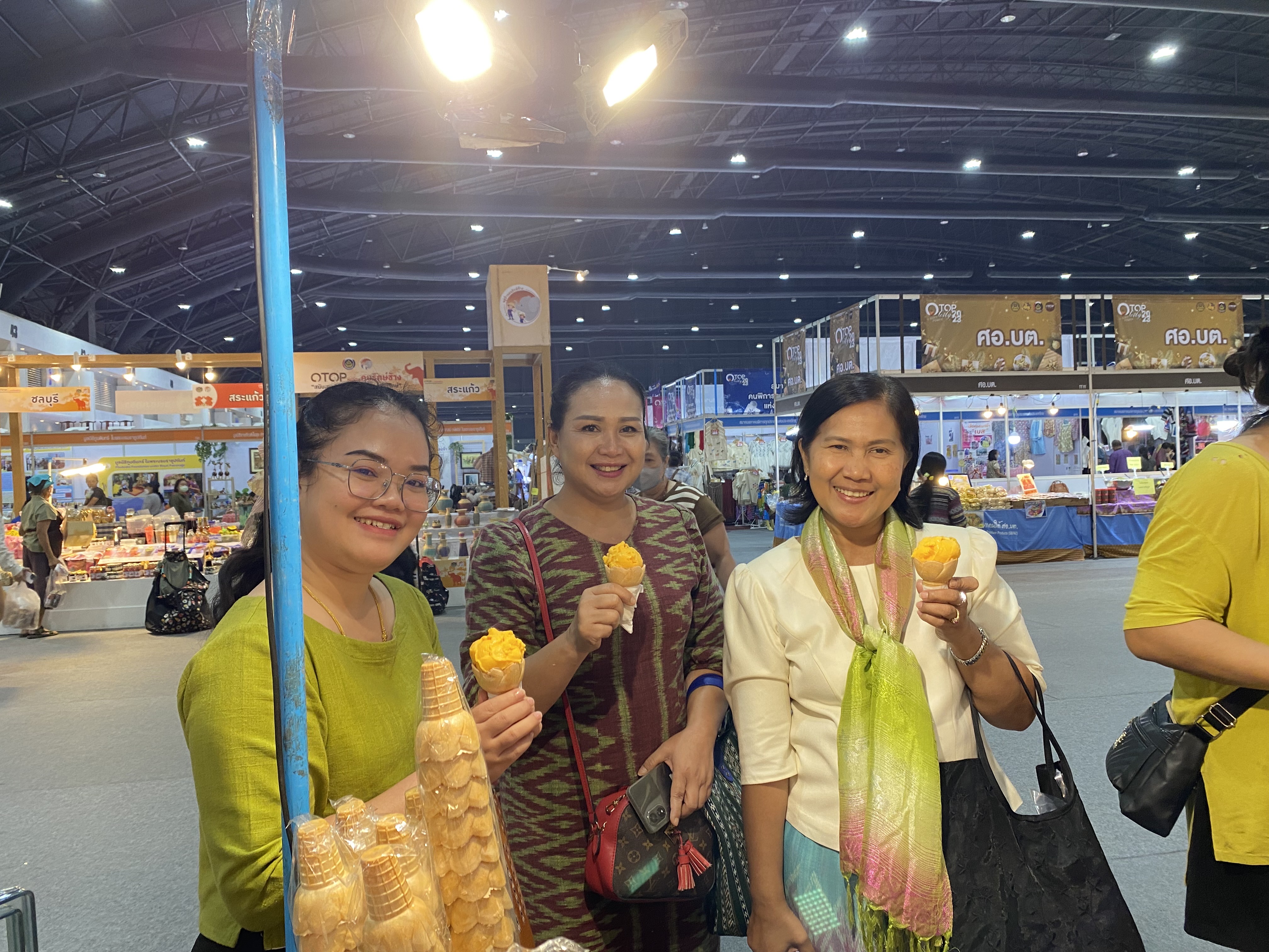 📣📣พช.นครนายก ร่วมให้กำลังใจผู้ผลิต ผู้ประกอบการ OTOP ร่วมจำหน่ายสินค้างาน OTOP City 2023