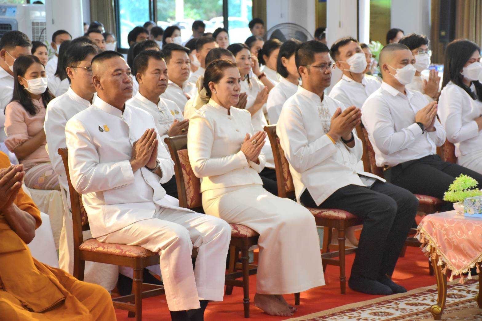 …พช.นครนายก ร่วมพิธีเจริญพระพุทธมนต์ เฉลิมพระเกียรติพระบาทสมเด็จพระเจ้าอยู่หัว สมเด็จพระนางเจ้าสิริกิติ์ พระบรมราชินีนาถ พระบรมราชชนนีพันปีหลวง สมเด็จพระนางเจ้าฯ พระบรมราชินี และสมเด็จพระเจ้าลูกเธอ เจ้าฟ้าพัชรกิติยาภา นเรนทิราเทพยวดี กรมหลวงราชสาริณีสิริพัชร มหาวัชรราชธิดา ประจำปีพุทธศักราช 2566