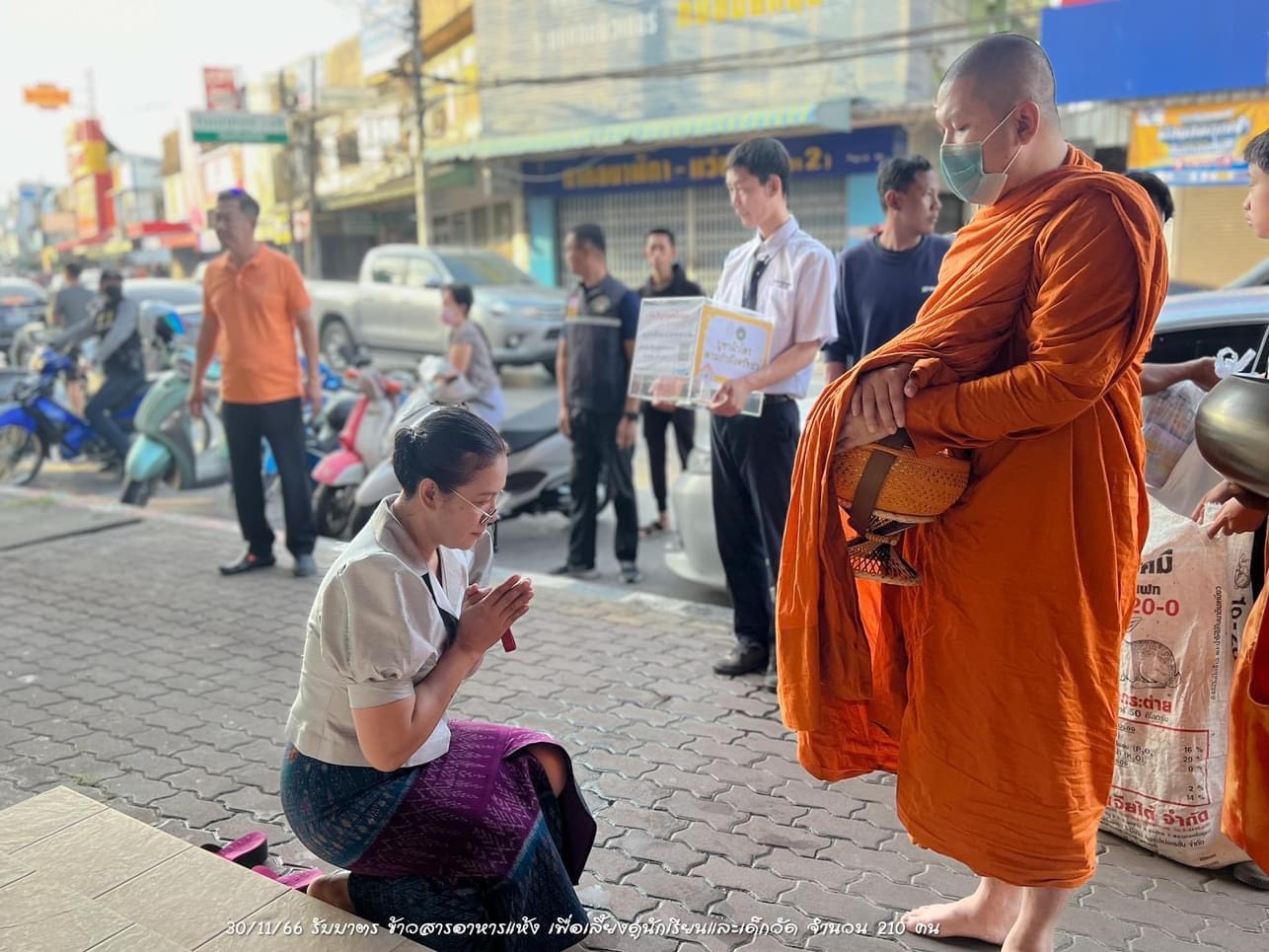 …พช.นครนายก ร่วมกิจกรรม “ออกรับบาตร ณ ตลาดนครนายก”