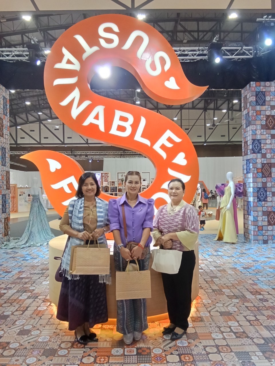 …ประธานแม่บ้านมหาดไทยจังหวัดนครนายก ร่วมงาน Silk Festival 2023 Silk Success Sustainability