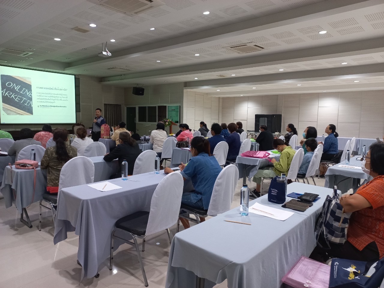 …พช.นครนายก ดำเนินโครงการอบรมให้ความรู้การจำหน่ายสินค้า OTOP และผลิตภัณฑ์ชุมชน ระบบออนไลน์ในยุค 4.0