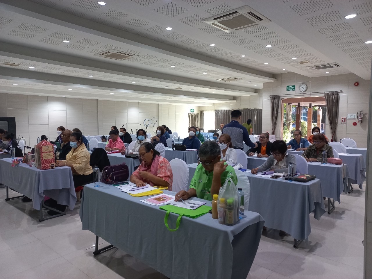 …พช.นครนายก ดำเนินโครงการอบรมให้ความรู้การจำหน่ายสินค้า OTOP และผลิตภัณฑ์ชุมชน ระบบออนไลน์ในยุค 4.0