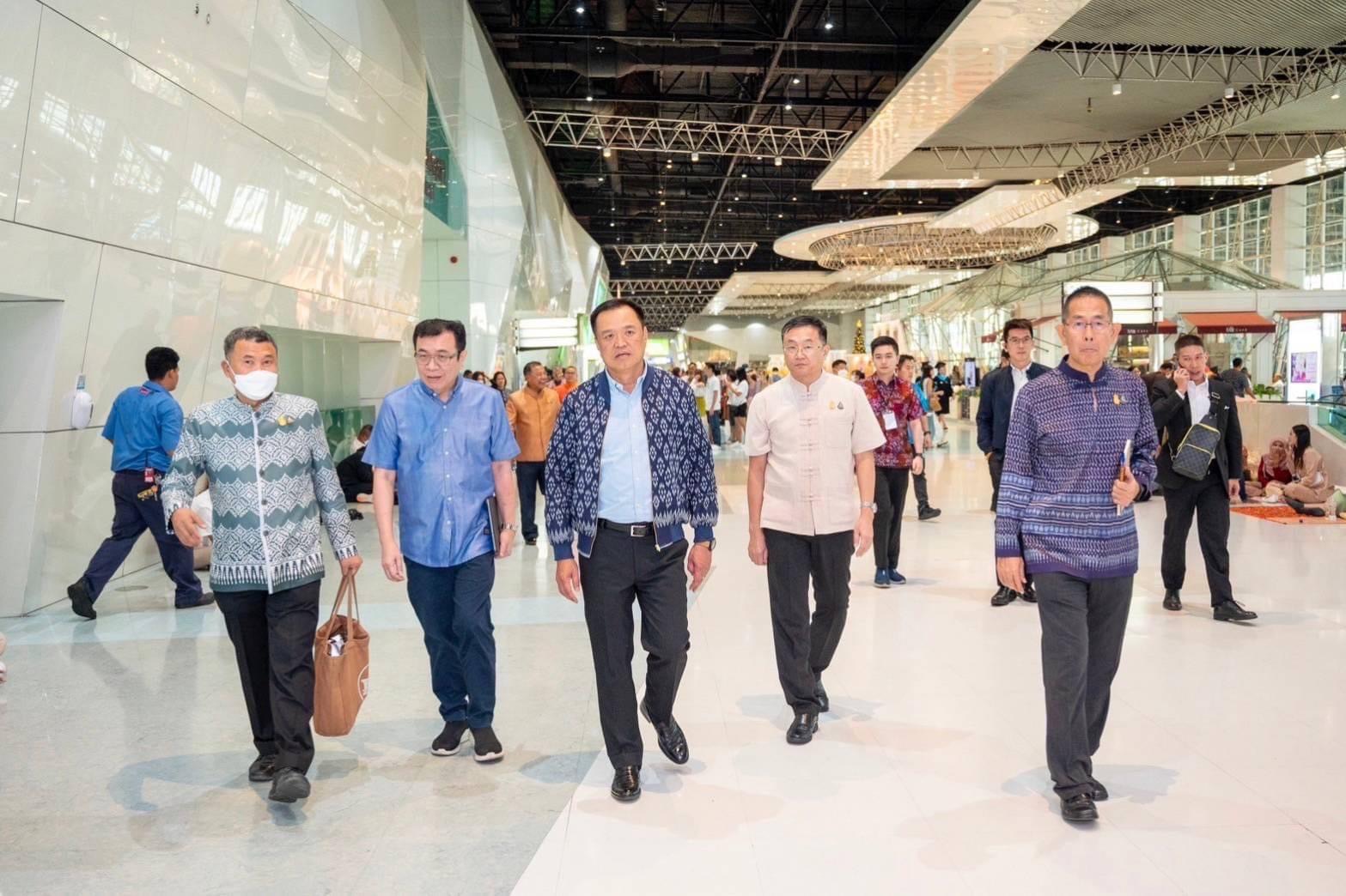 …มท.1 เยี่ยมชมและให้กำลังใจผู้ผลิต ผู้ประกอบการ OTOP ร่วมจำหน่ายสินค้างาน OTOP City 2023