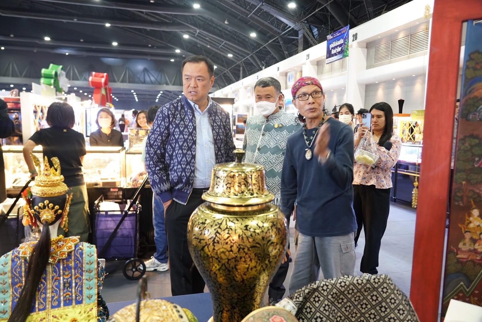 …มท.1 เยี่ยมชมและให้กำลังใจผู้ผลิต ผู้ประกอบการ OTOP ร่วมจำหน่ายสินค้างาน OTOP City 2023