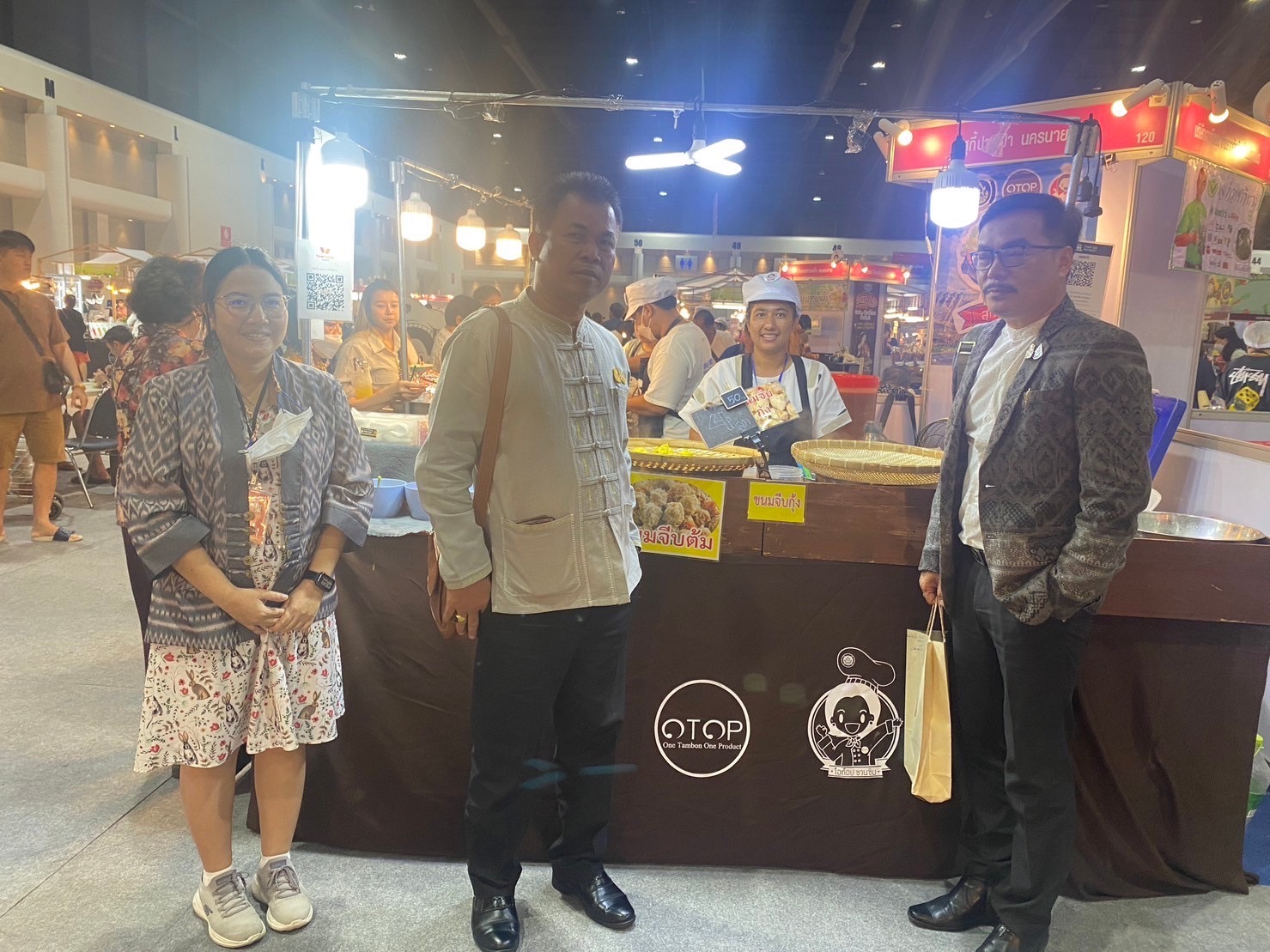 …มท.1 เยี่ยมชมและให้กำลังใจผู้ผลิต ผู้ประกอบการ OTOP ร่วมจำหน่ายสินค้างาน OTOP City 2023