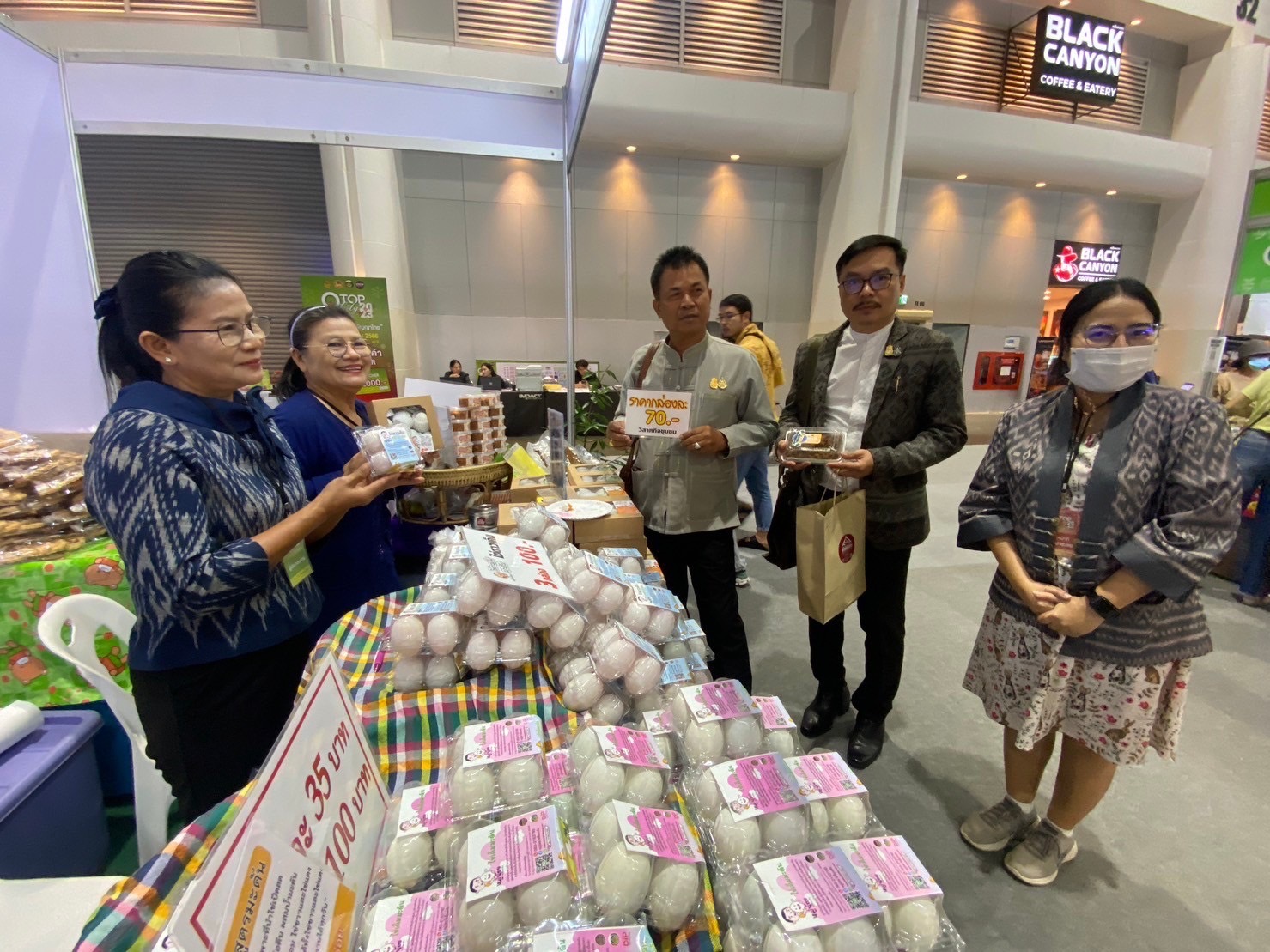 …มท.1 เยี่ยมชมและให้กำลังใจผู้ผลิต ผู้ประกอบการ OTOP ร่วมจำหน่ายสินค้างาน OTOP City 2023