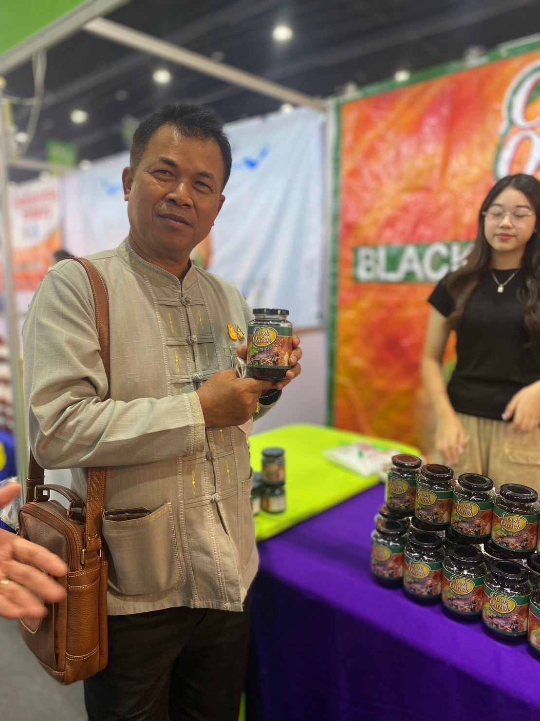 …มท.1 เยี่ยมชมและให้กำลังใจผู้ผลิต ผู้ประกอบการ OTOP ร่วมจำหน่ายสินค้างาน OTOP City 2023