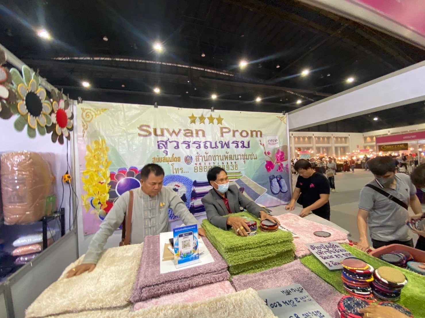 …มท.1 เยี่ยมชมและให้กำลังใจผู้ผลิต ผู้ประกอบการ OTOP ร่วมจำหน่ายสินค้างาน OTOP City 2023